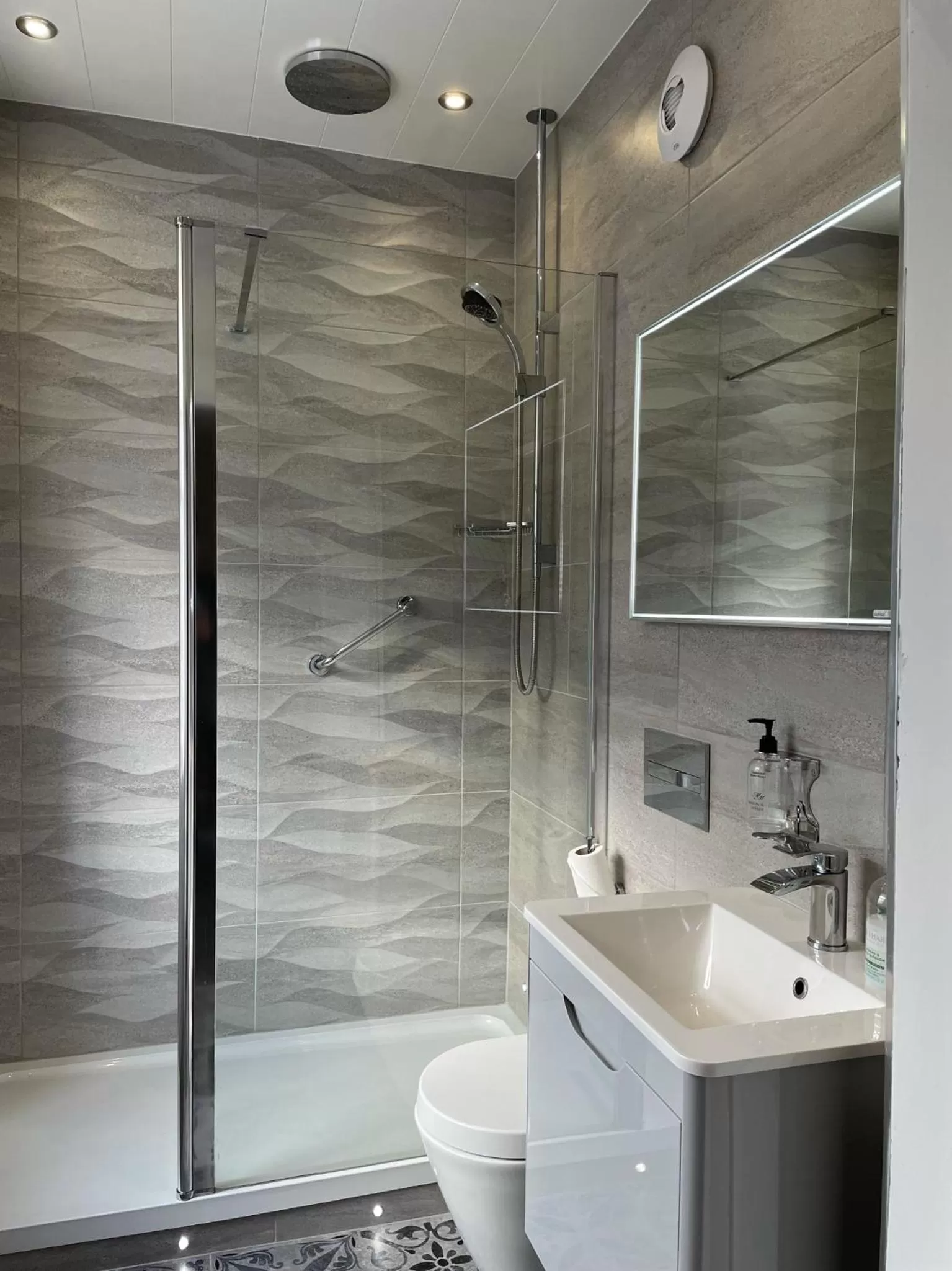 Shower in The Original Rosslyn Inn