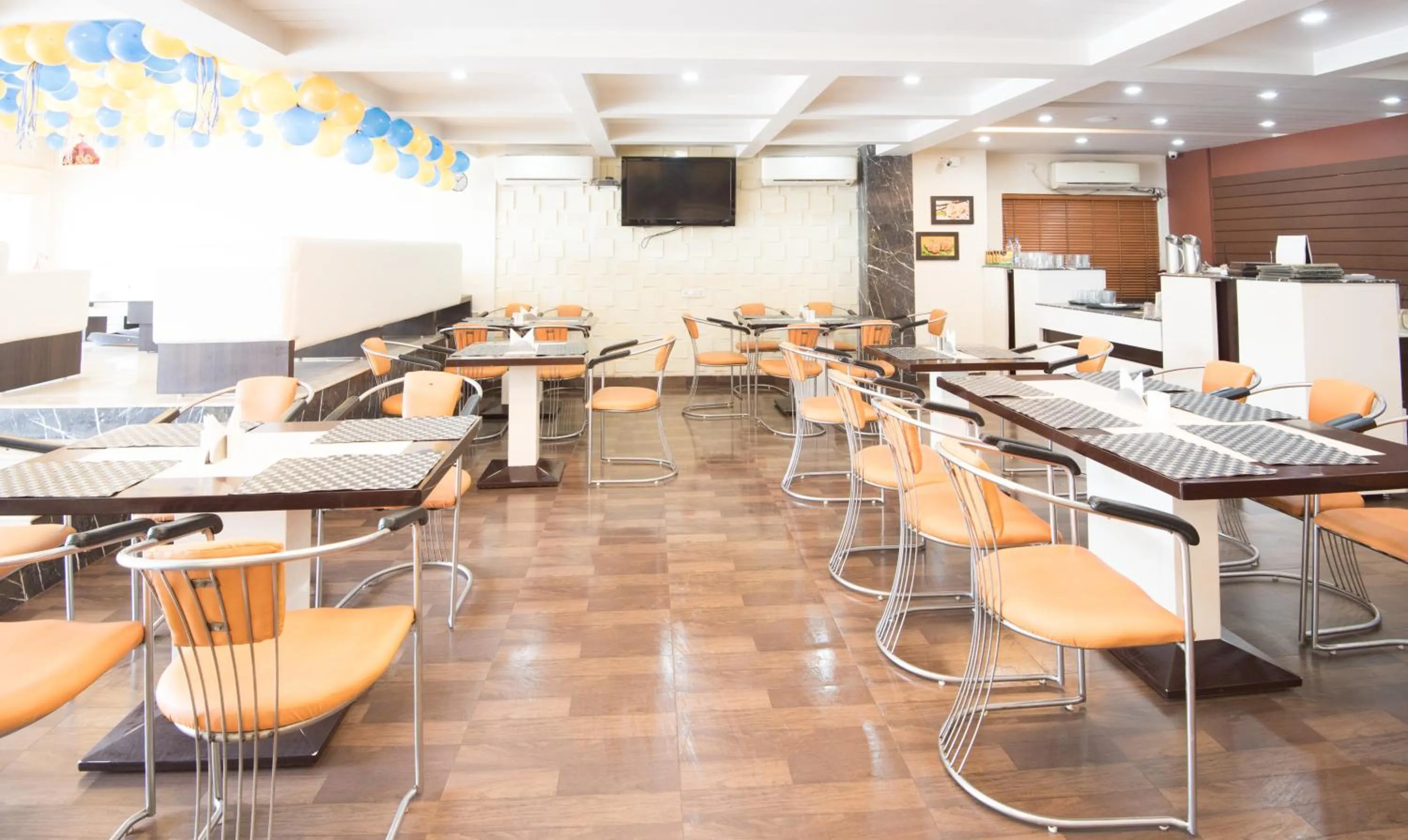 Restaurant/places to eat in Treebo King'S Court Chandrasekharpur