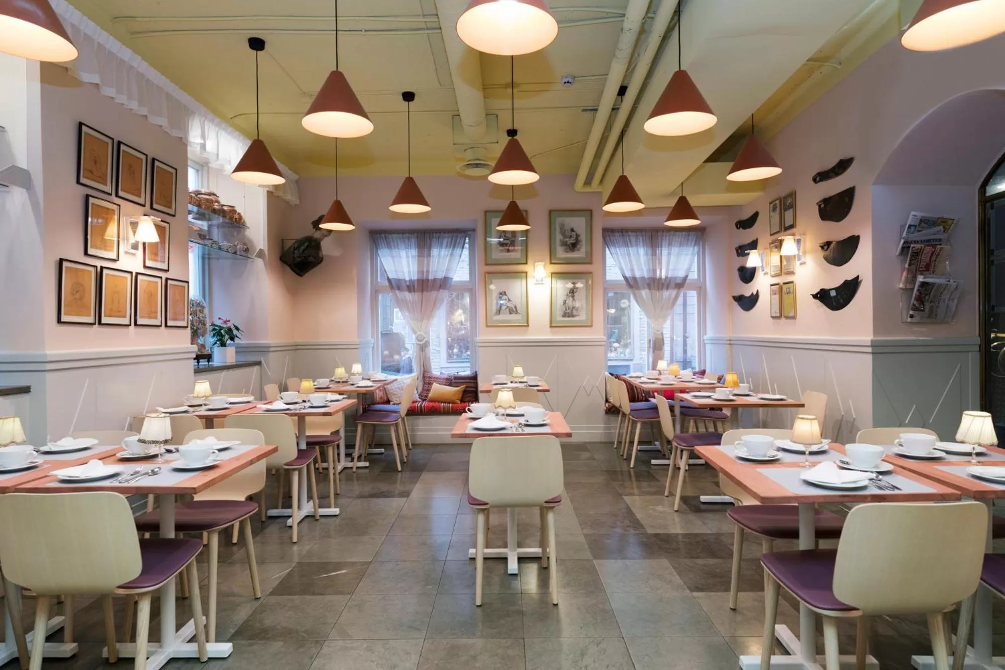 Restaurant/places to eat in Lady Hamilton Apartments