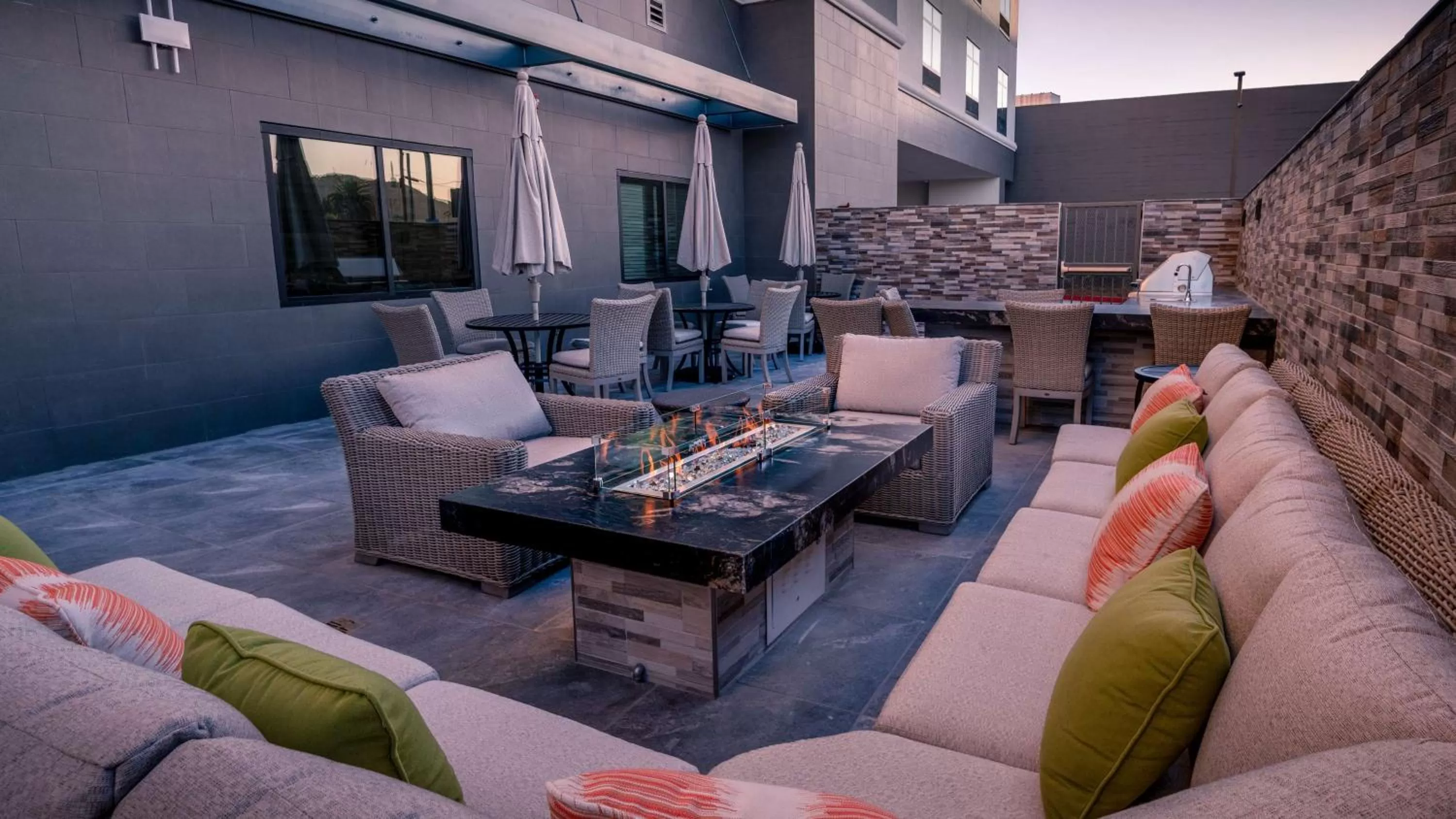 Patio in Hampton Inn Riverside Downtown