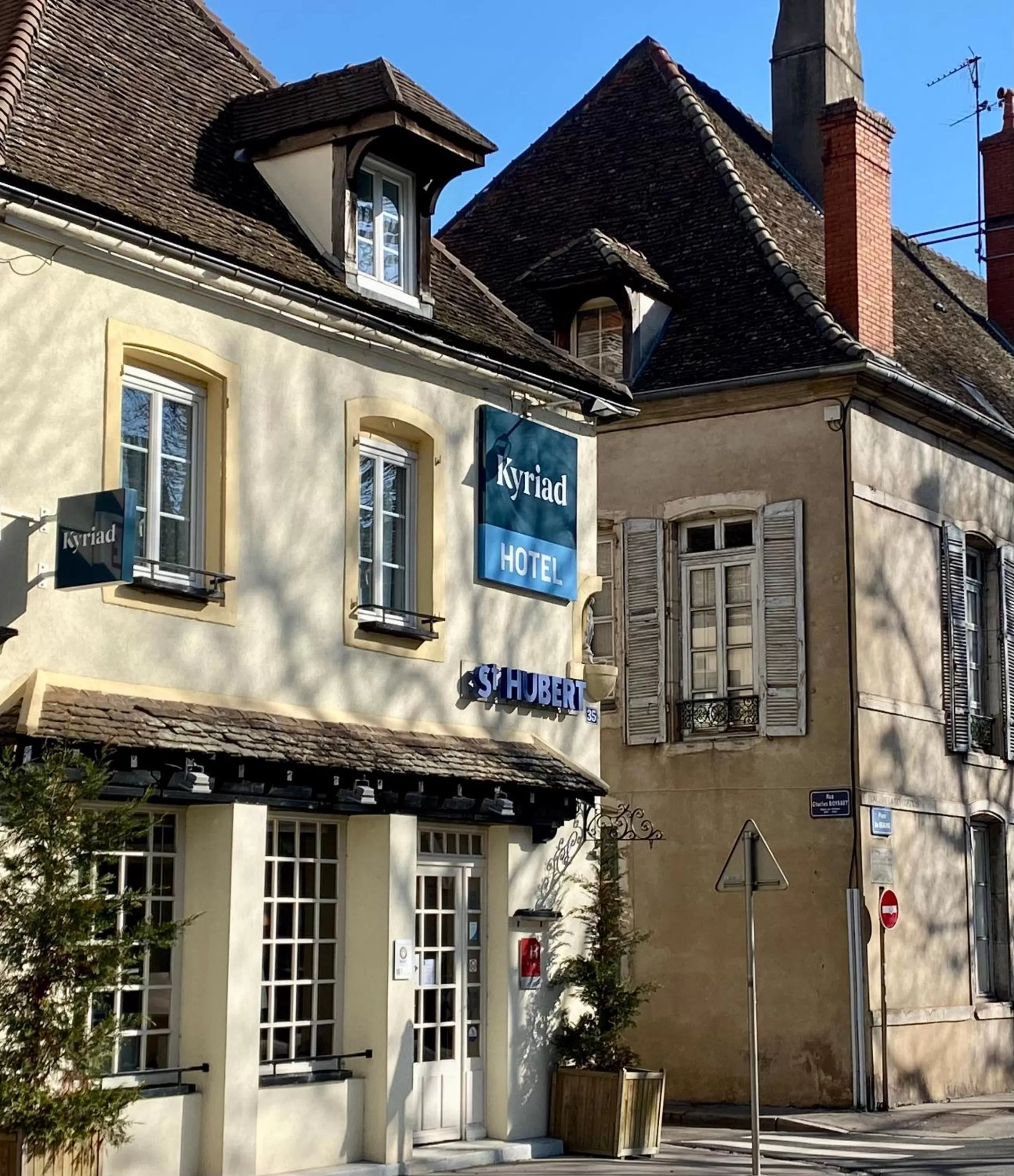 Property building in Kyriad Chalon-Sur-Saone Centre