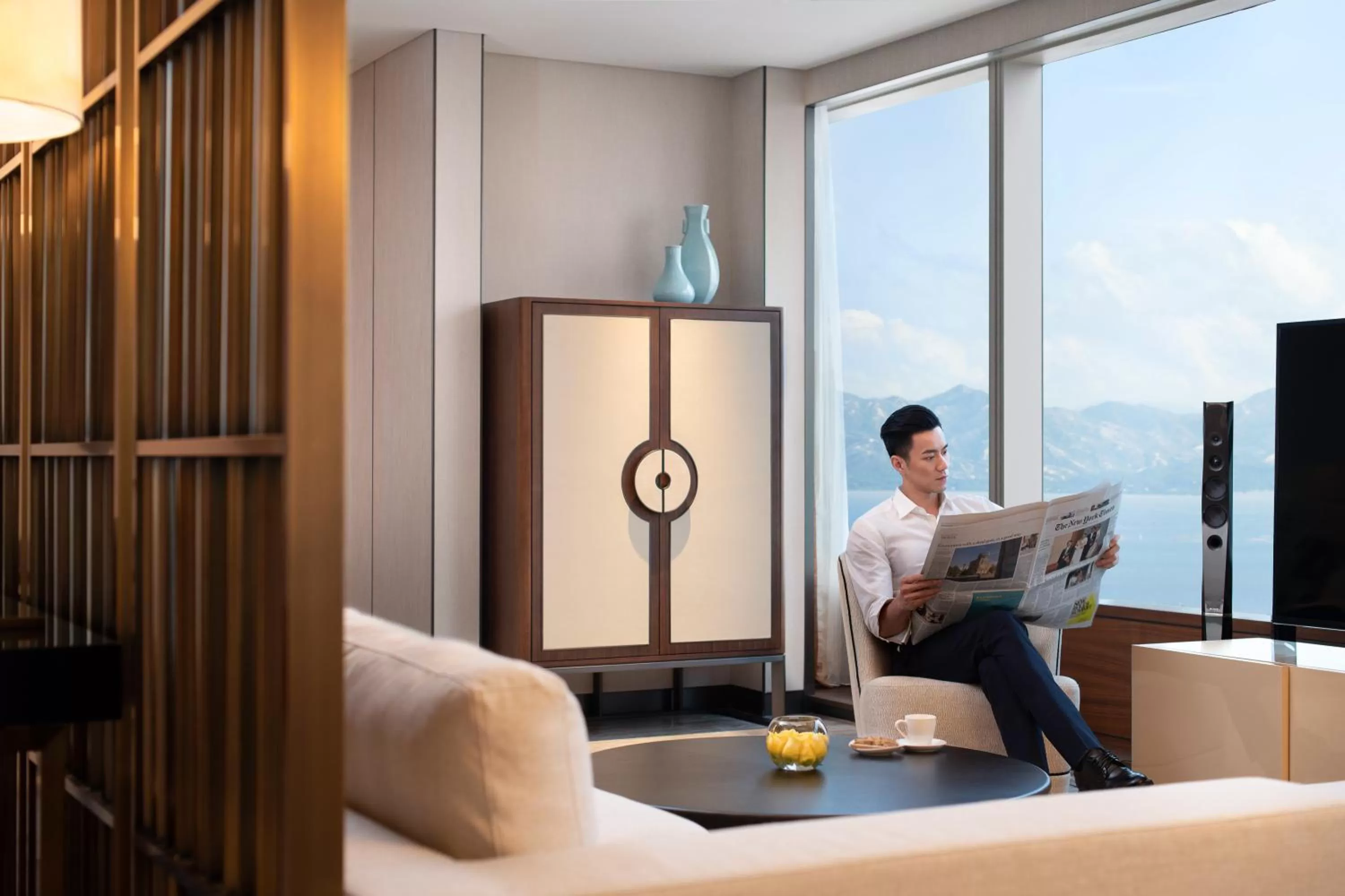 Living room in Raffles Shenzhen, Situated in the heart of One Shenzhen Bay, Book Now to Enjoy Free Minibar and Happy Hour Privileges at Long Bar on 71F