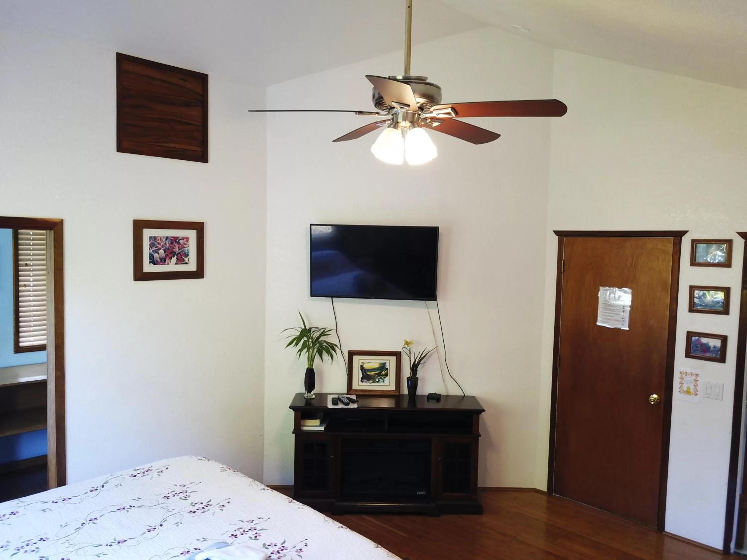 Bed in Hawaiian Ohana Home