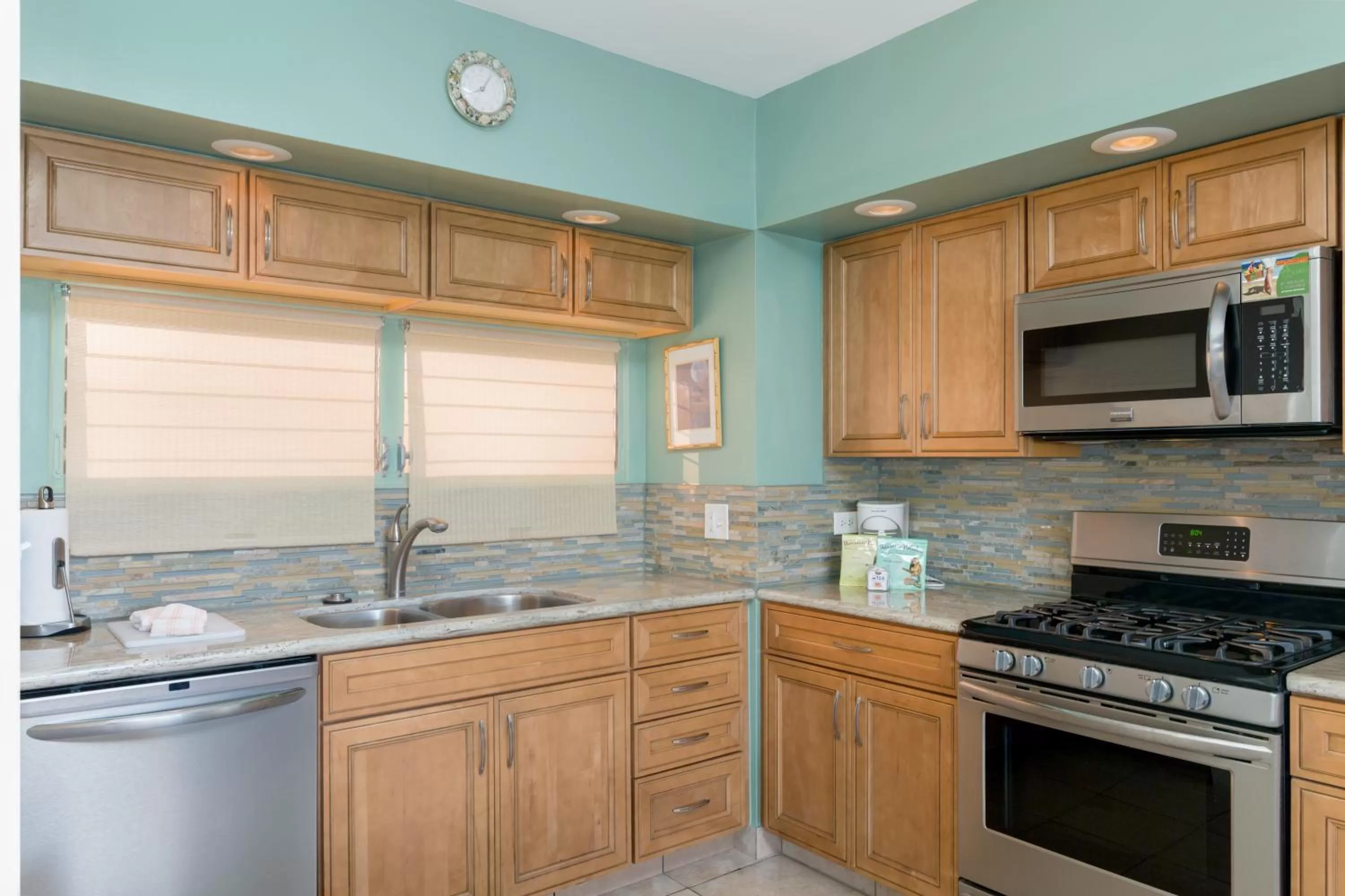 Kitchen or kitchenette in Castle Waikīkī Shore