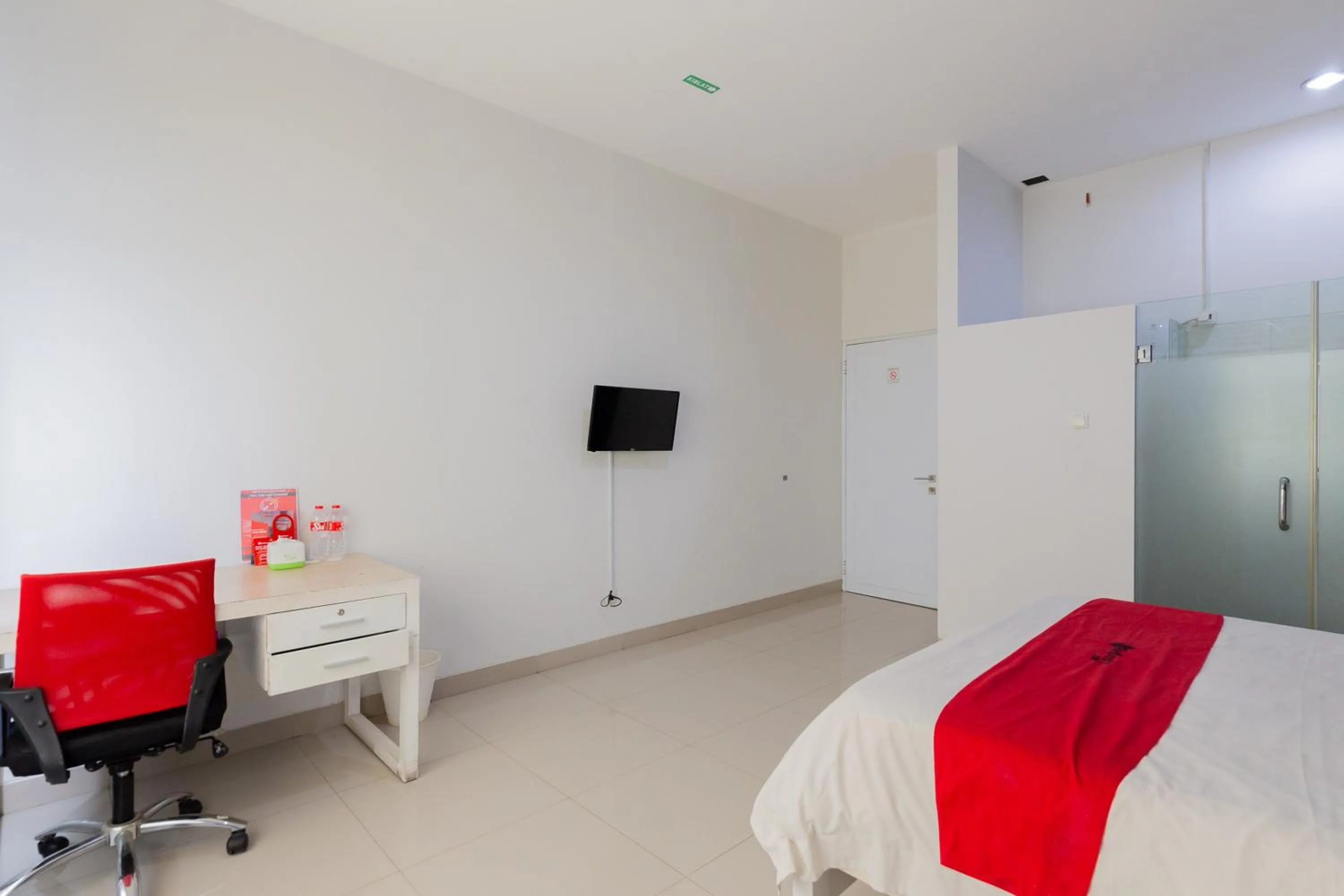 Bed in RedDoorz Plus near Living Plaza Jababeka