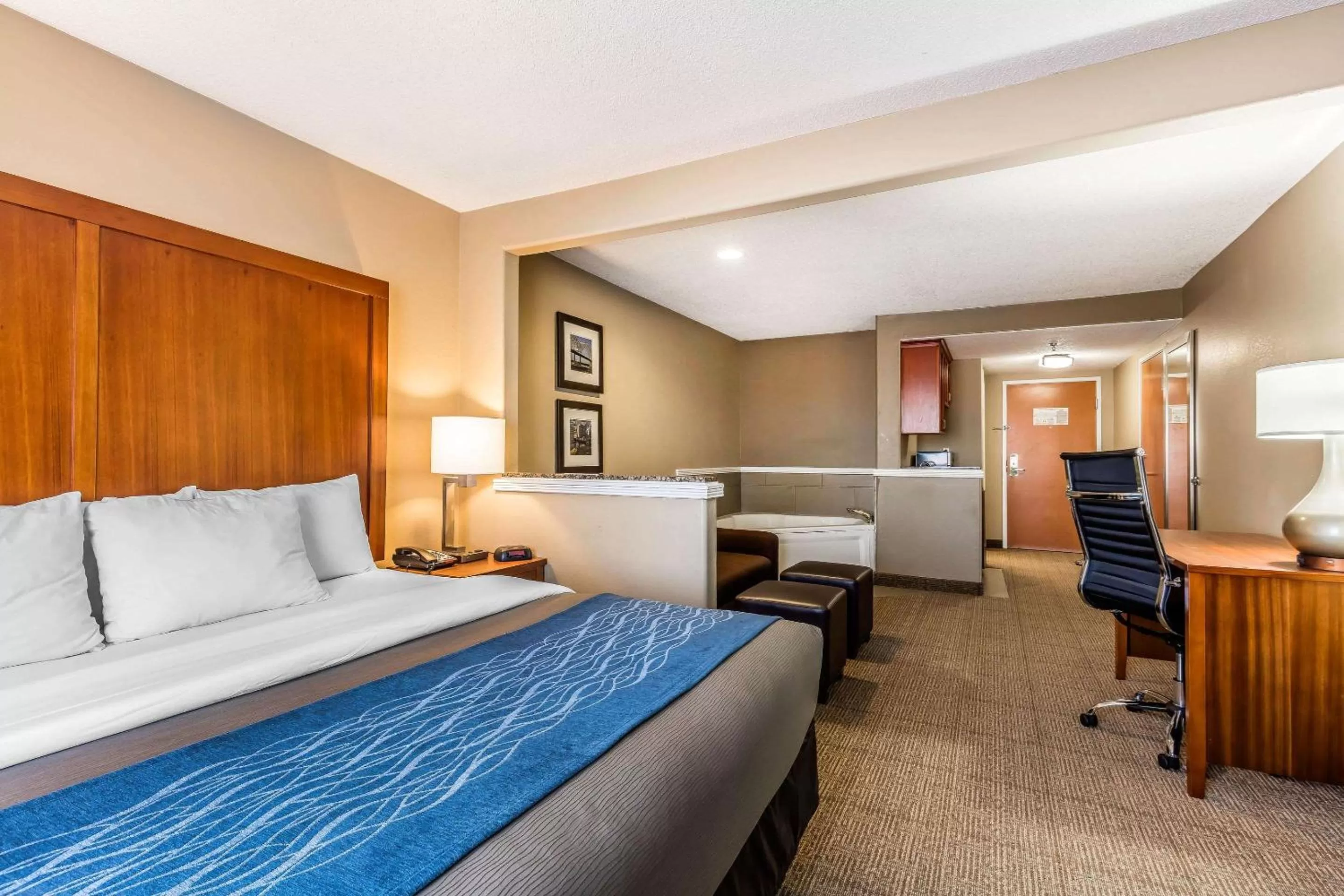Photo of the whole room, Bed in Comfort Inn & Suites Airport-American Way