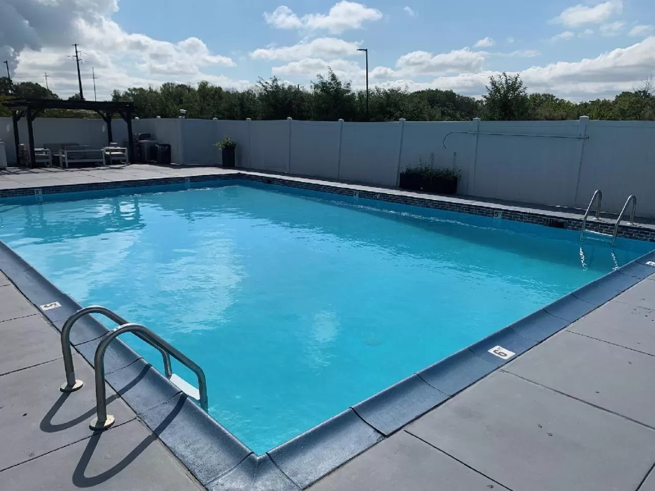 Swimming pool in Best Western Plus Executive Residency Pottstown