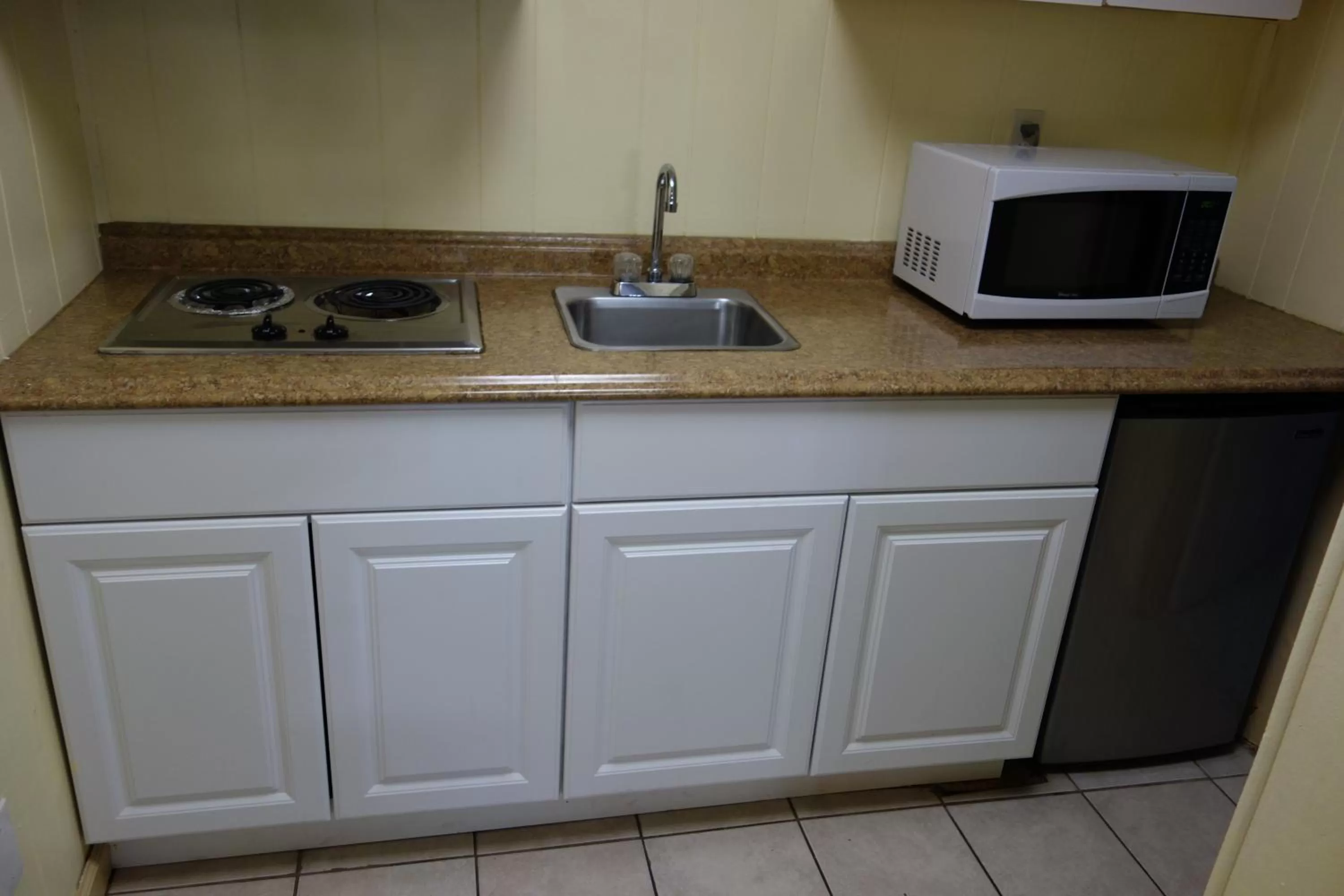 Kitchen or kitchenette in The Amethyst Beach Motel