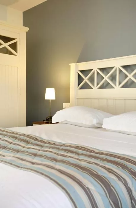 Photo of the whole room, Bed in Logis Hotel, restaurant et spa Le Relais De Broceliande