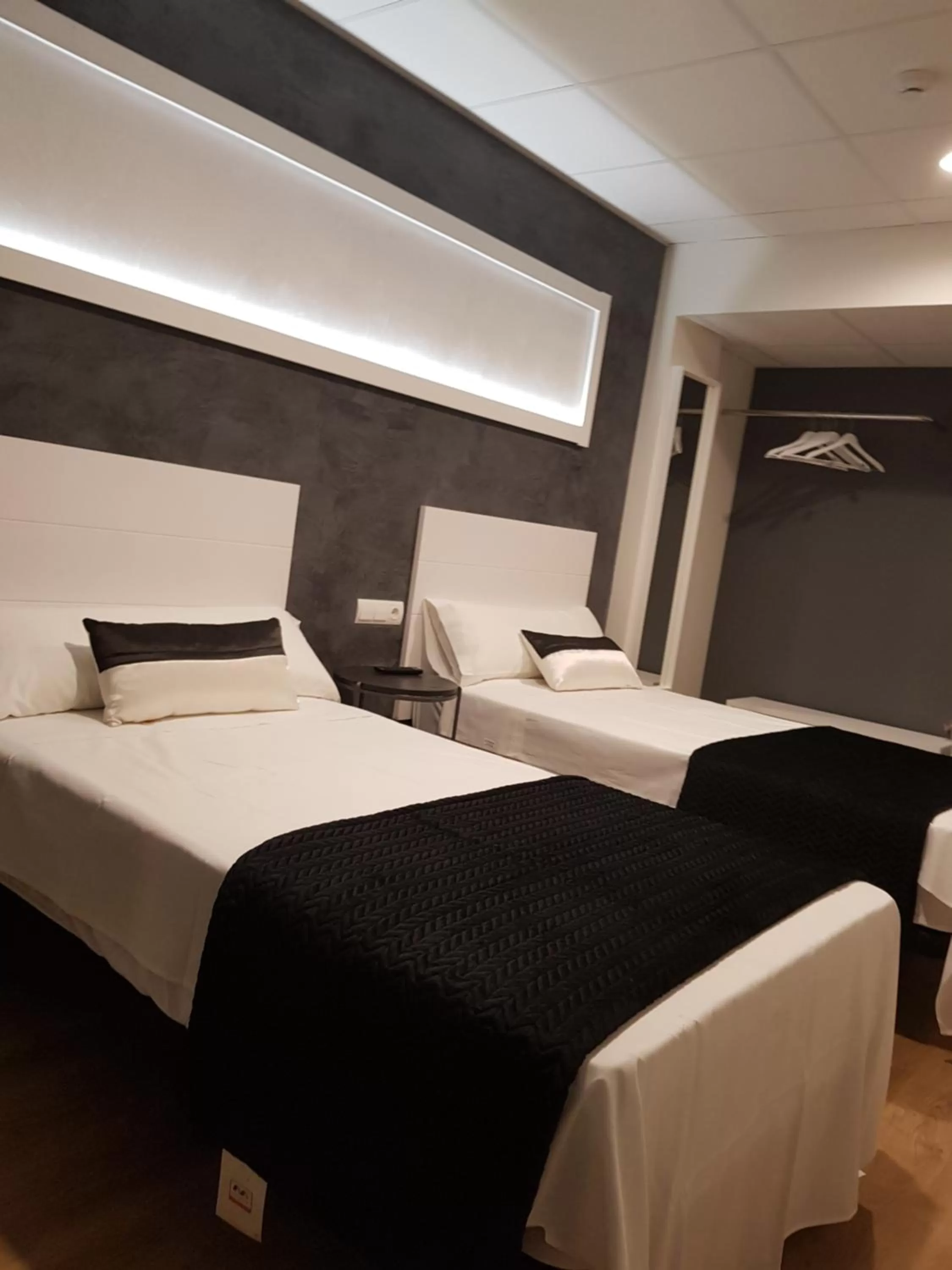 Photo of the whole room, Bed in Hotel Malecon