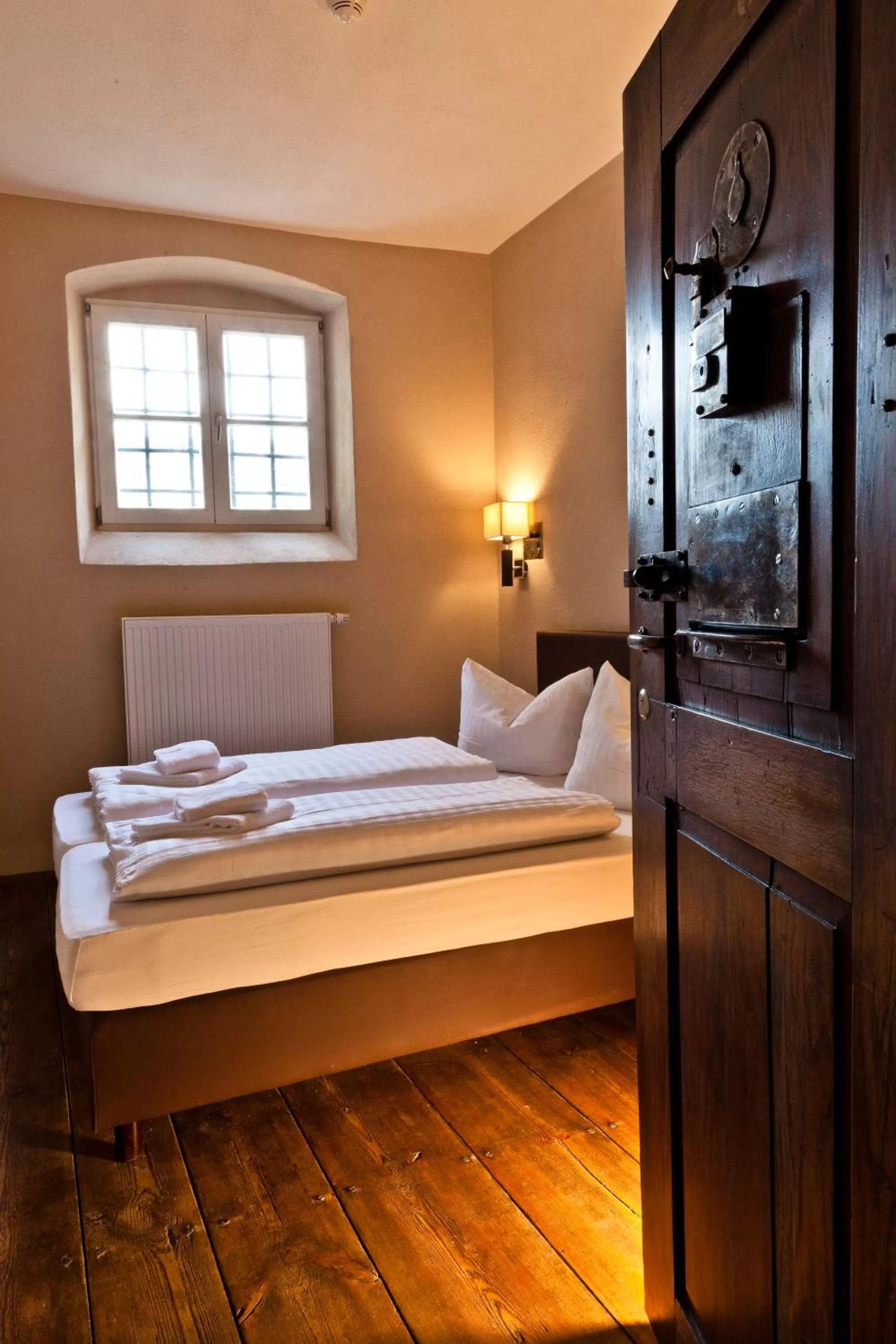 Bedroom, Bed in Knast-Hotel Fronfeste