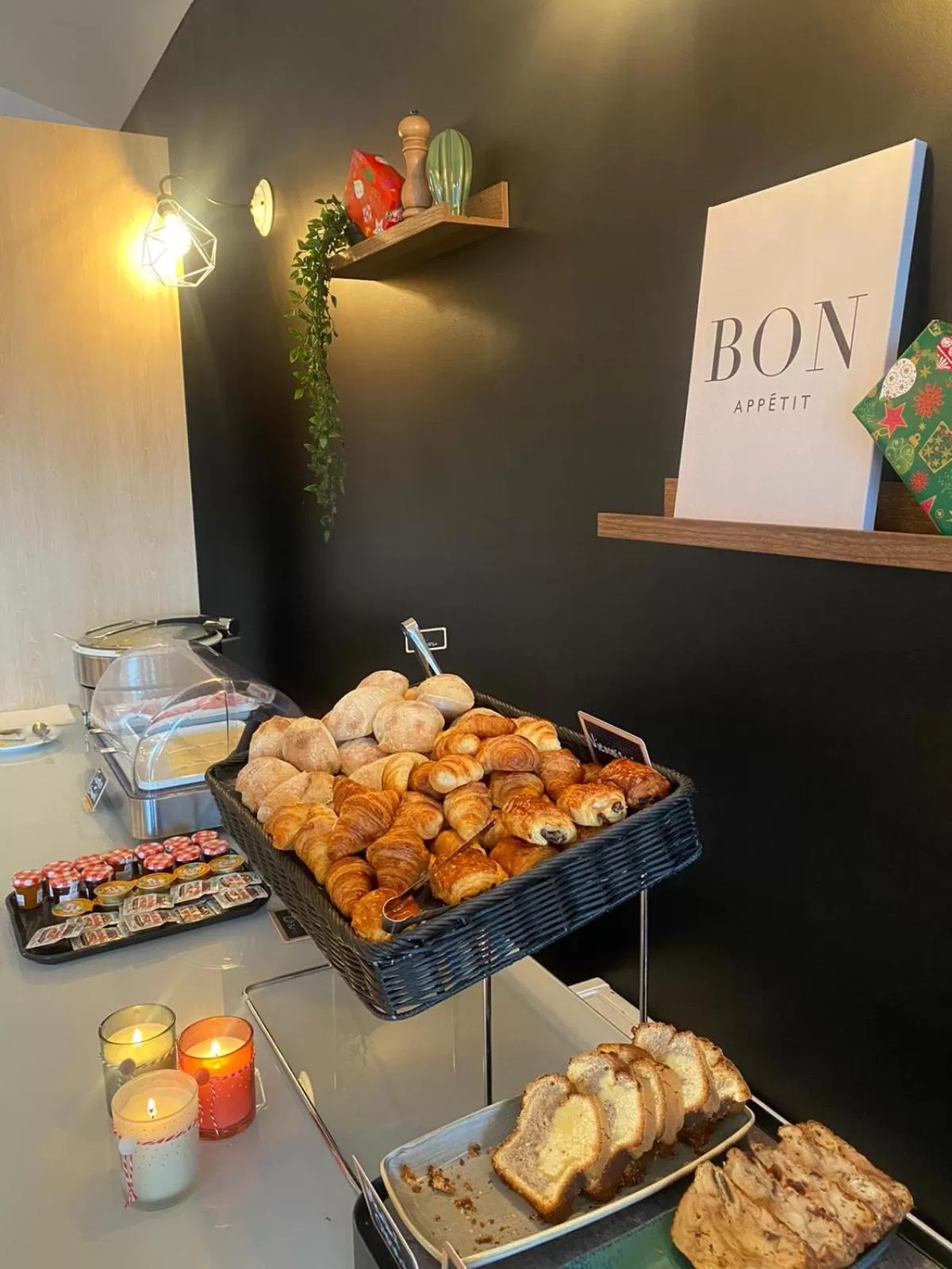 Food and drinks in Sure Hotel by Best Western Bordeaux Lac