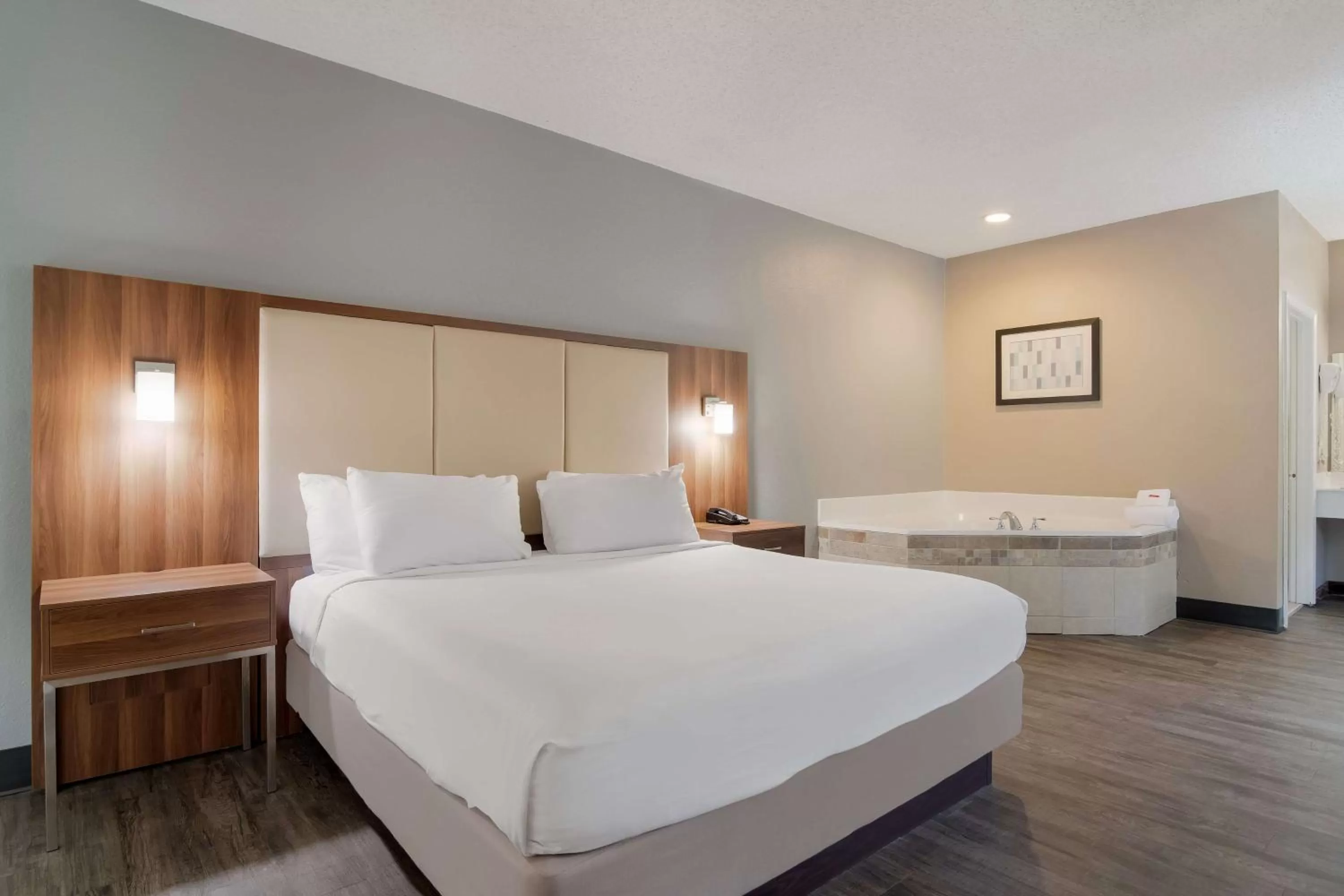 King Suite with Spa Bath - Non-Smoking in SureStay Hotel by Best Western Helen Downtown