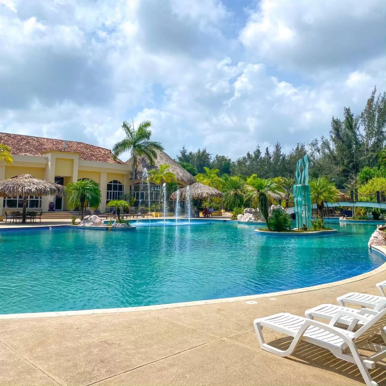 Swimming pool in La Ensenada Beach Resort