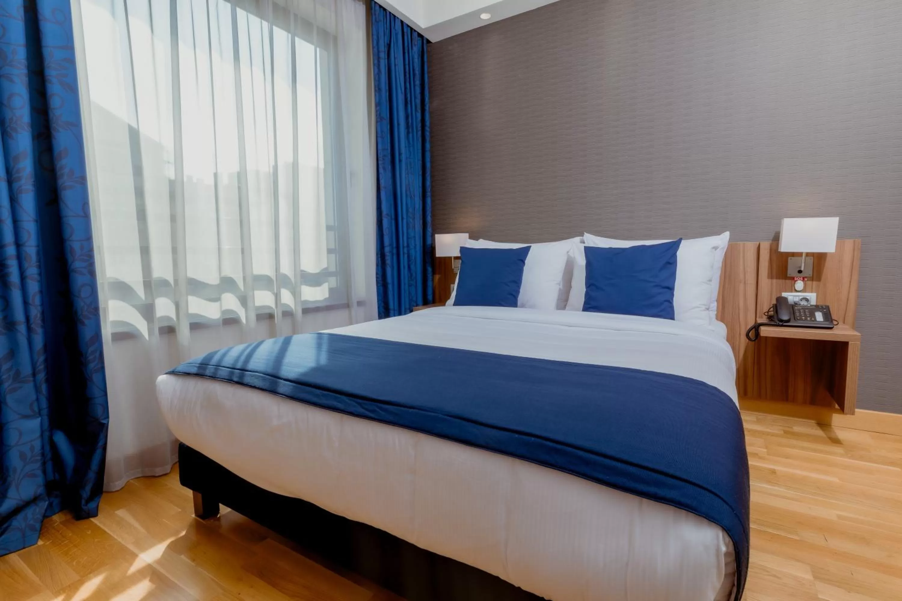 Property building, Bed in Holiday Inn Express Belgrade - City, an IHG Hotel