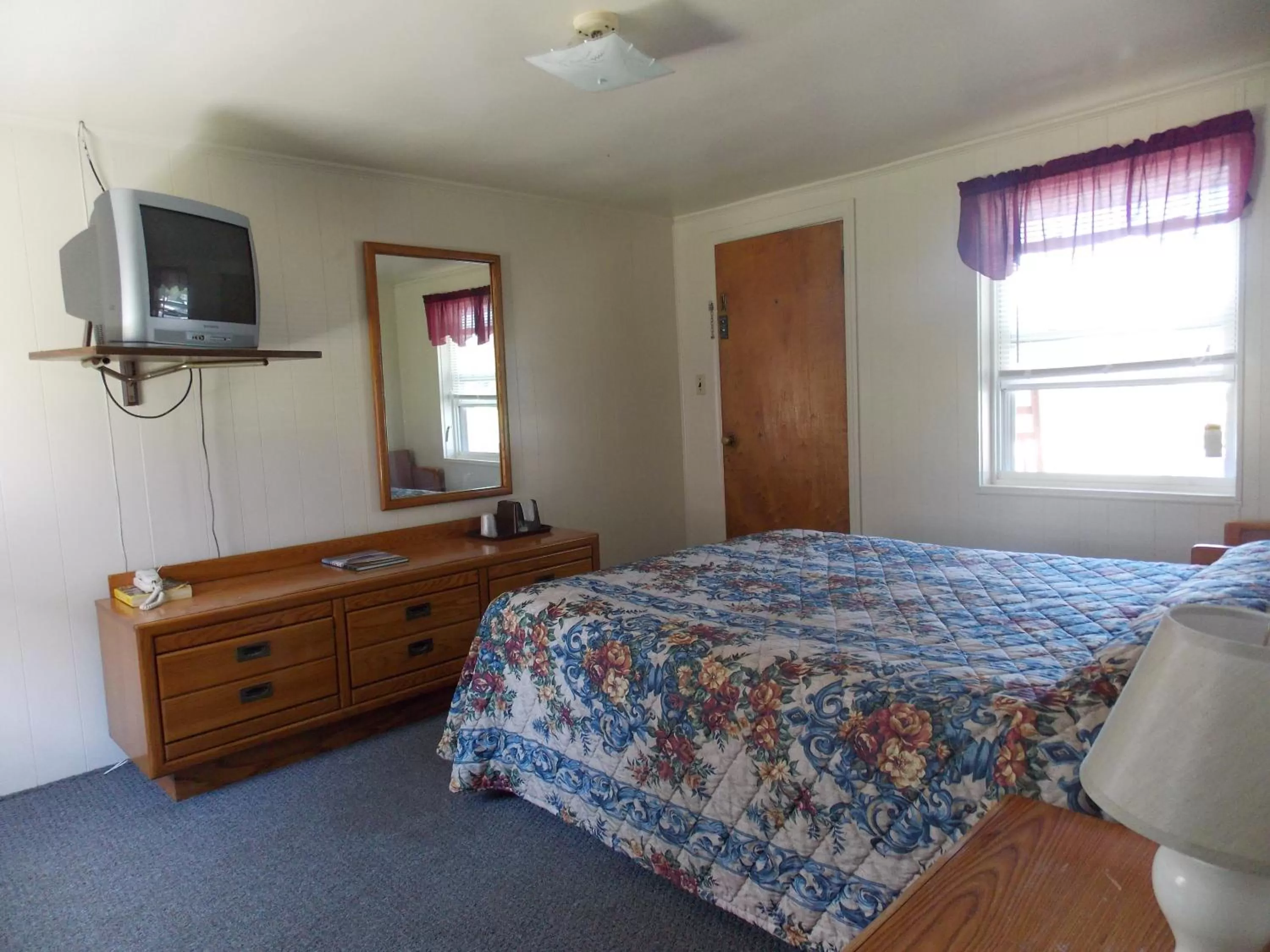 Photo of the whole room in Clarketon Motel - Maggie Valley