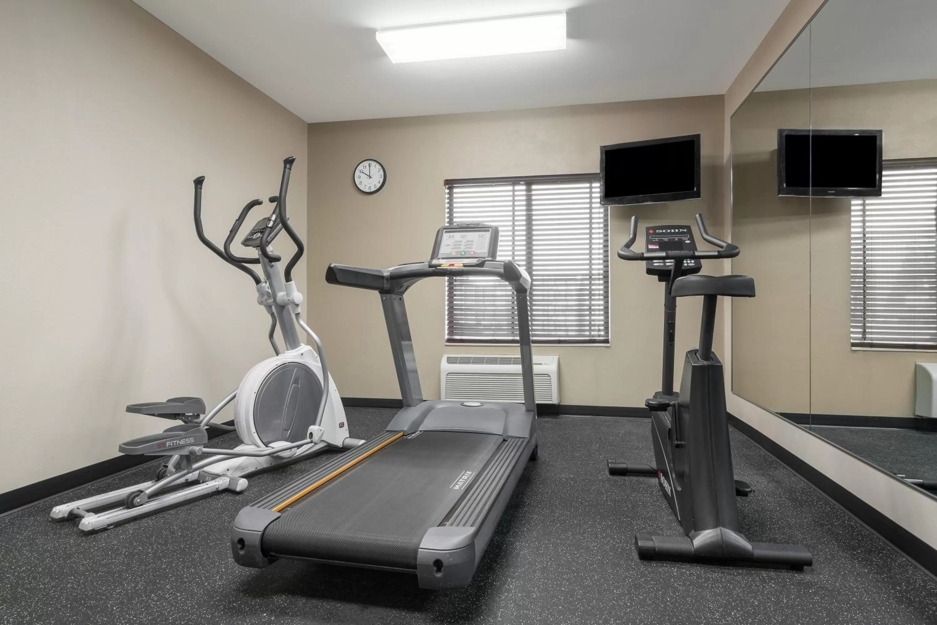 Fitness centre/facilities in AmericInn by Wyndham Rochester