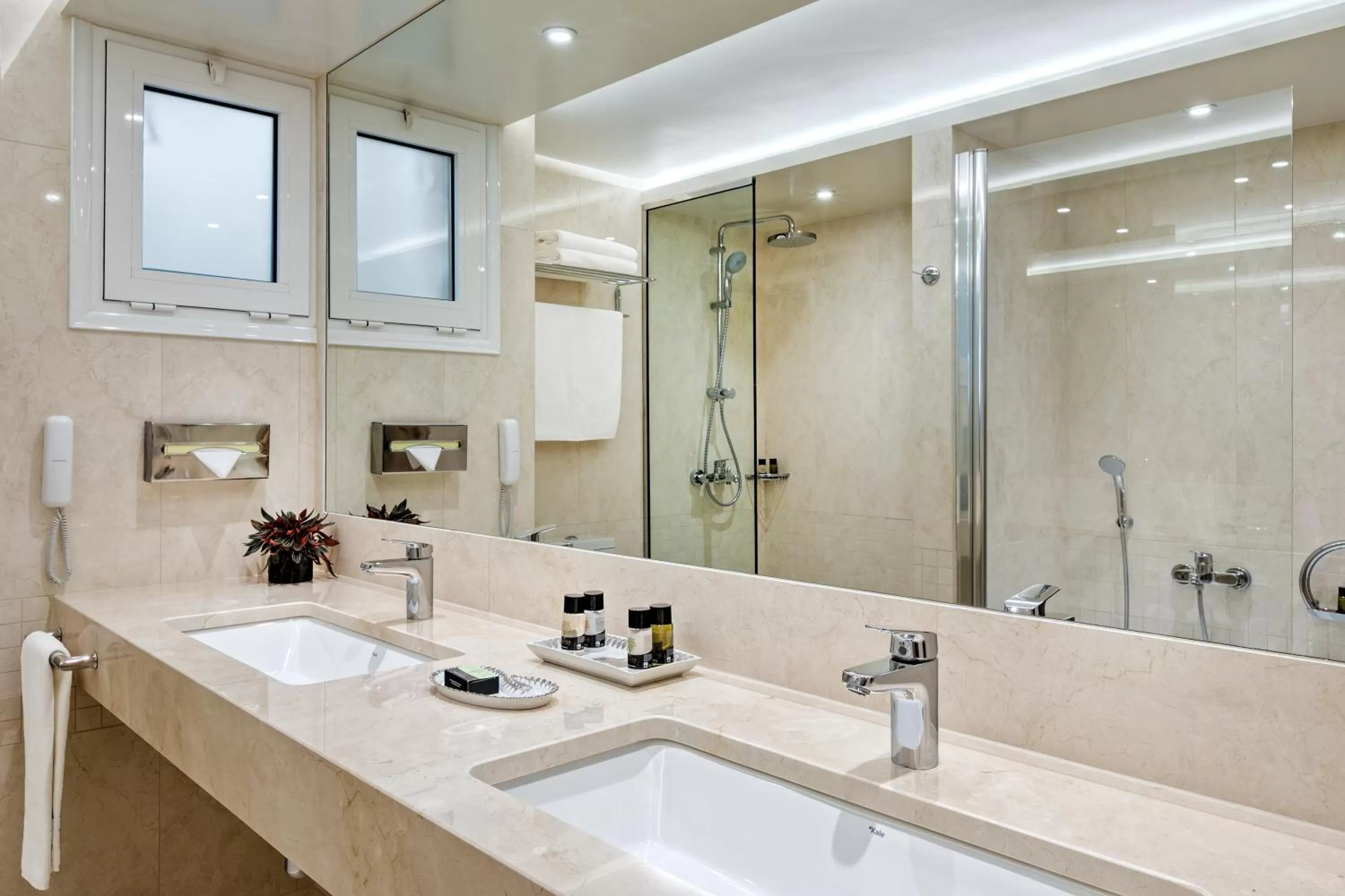 Shower in Divani Palace Acropolis