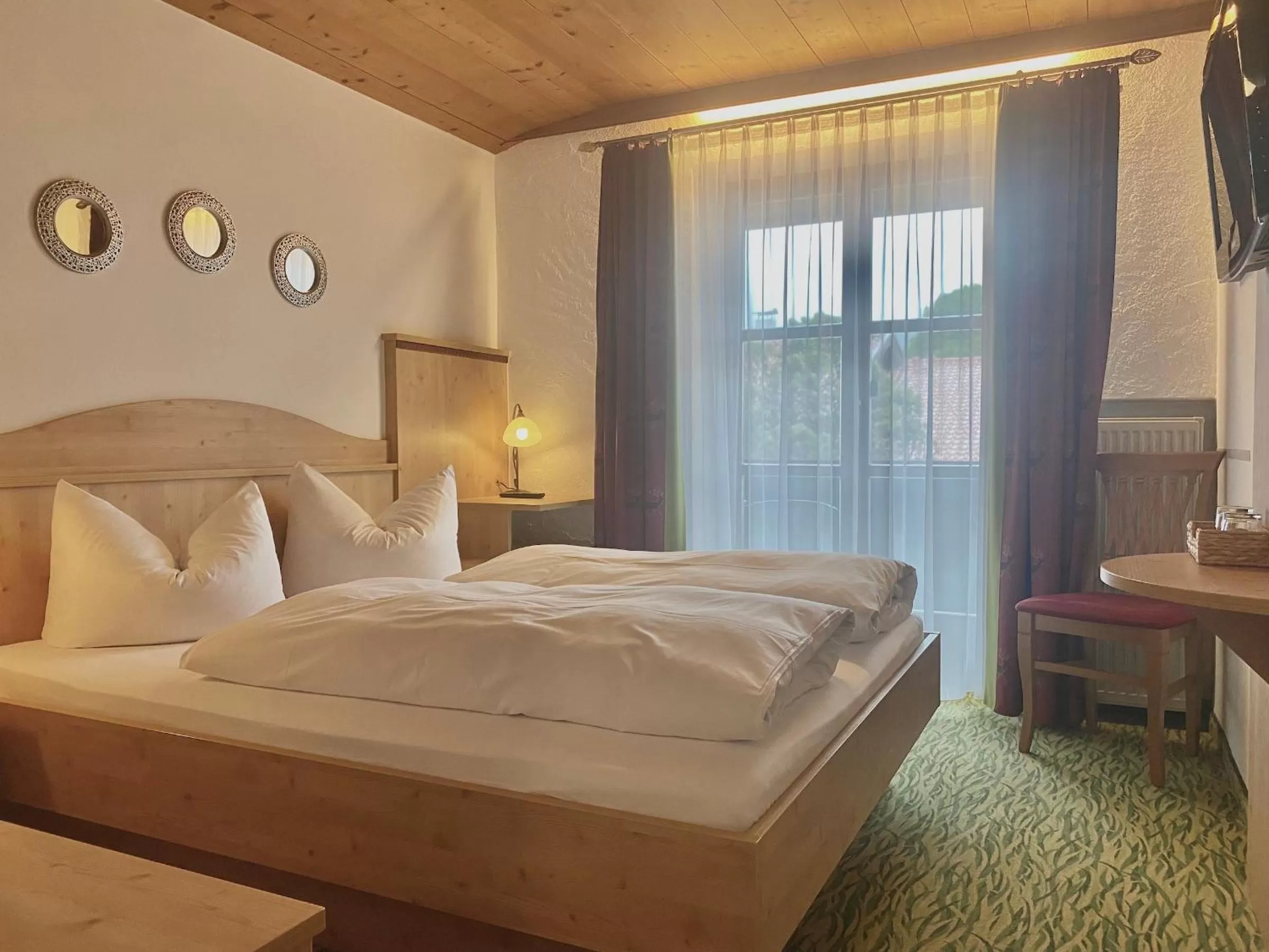 Bed in Das Maximilian - Feines Landhotel am Schliersee