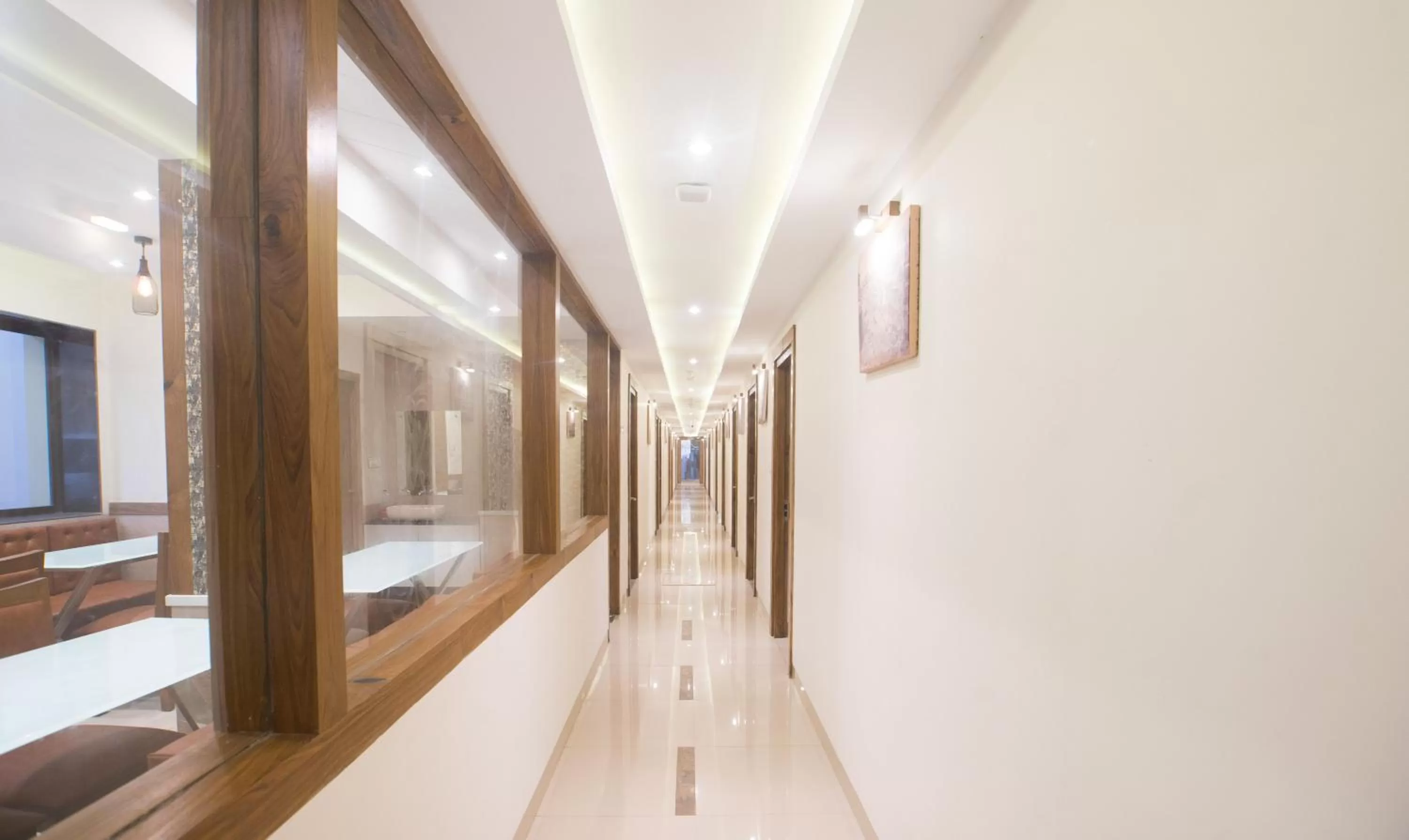 Lobby or reception, Bed in Treebo Amber International