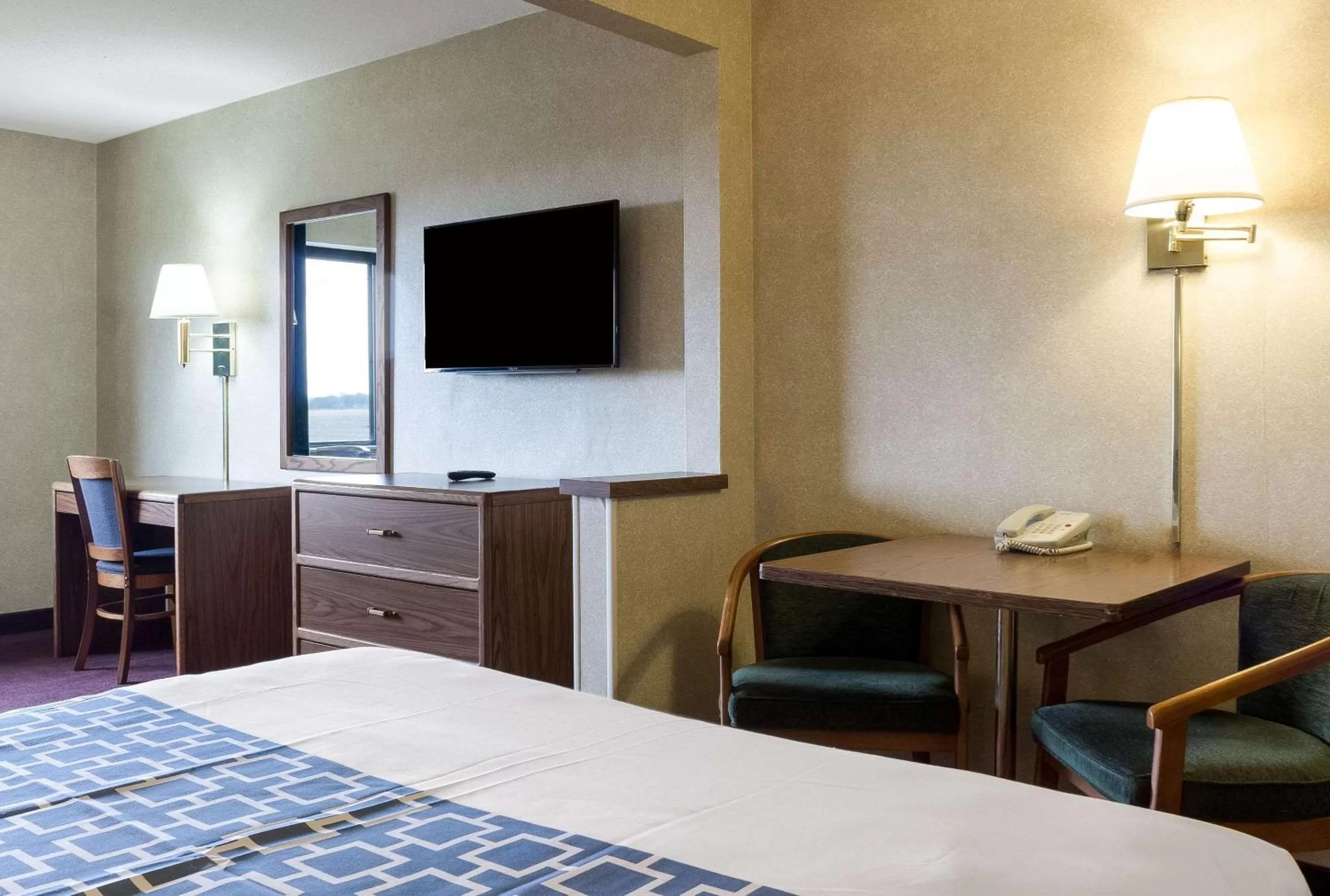 Photo of the whole room, Bed in Rodeway Inn Wahpeton