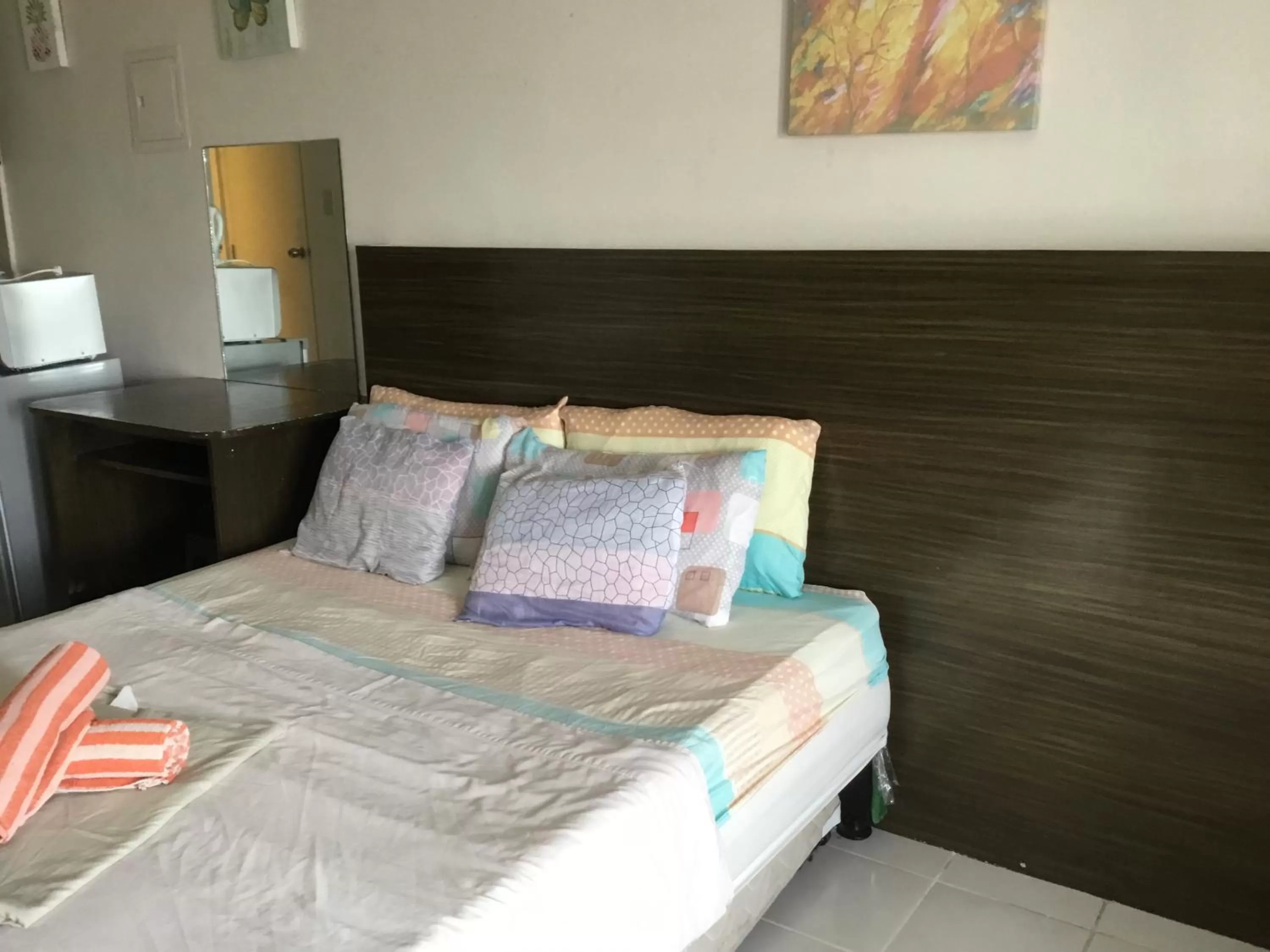 Bed in Condo with Free Swimming Pool & Viewing Deck
