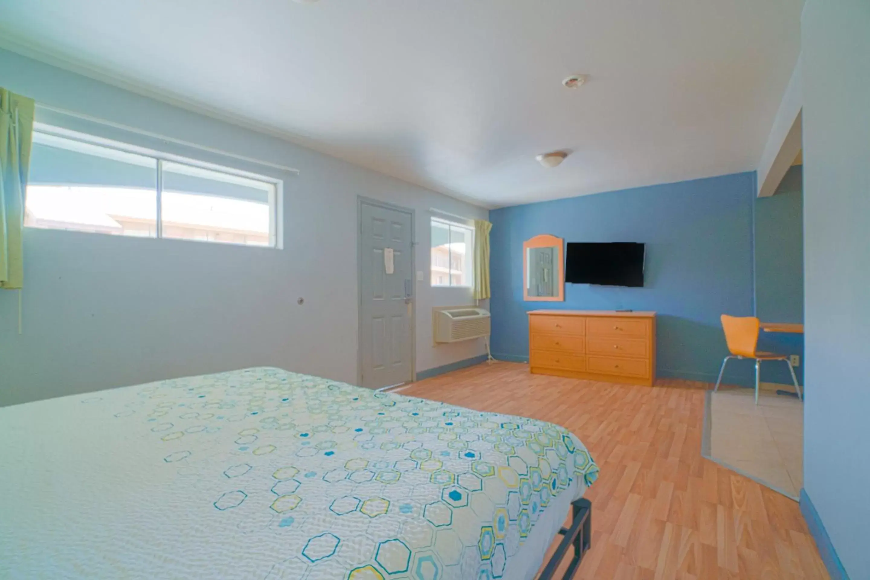 King Bed with Kitchenette Non-Smoking in OYO Hotel Midland King Bed with Kitchenette Non-Smoking in OYO Hotel Midland