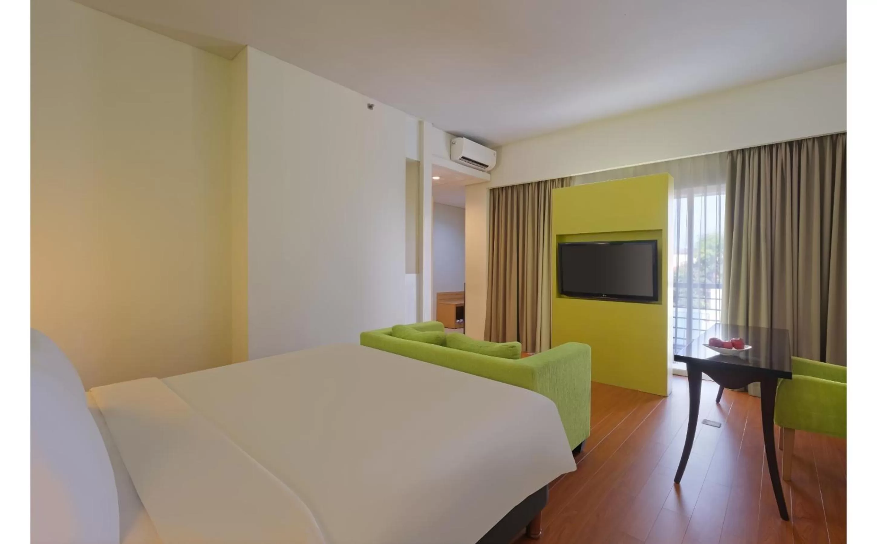 Bedroom, Bed in Quest Hotel Simpang Lima - Semarang by ASTON