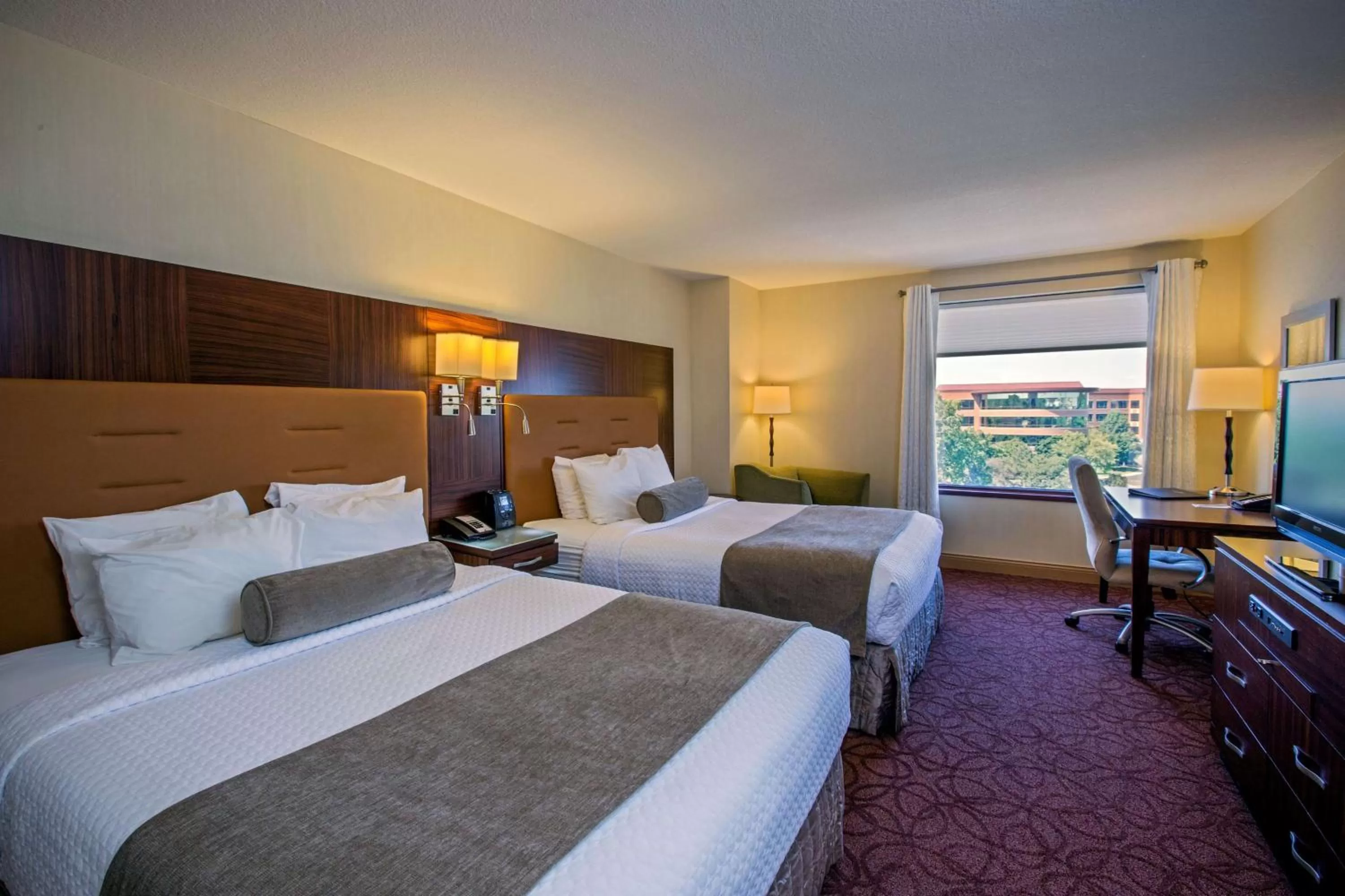 Bedroom, Bed in Sonesta Milwaukee West Wauwatosa