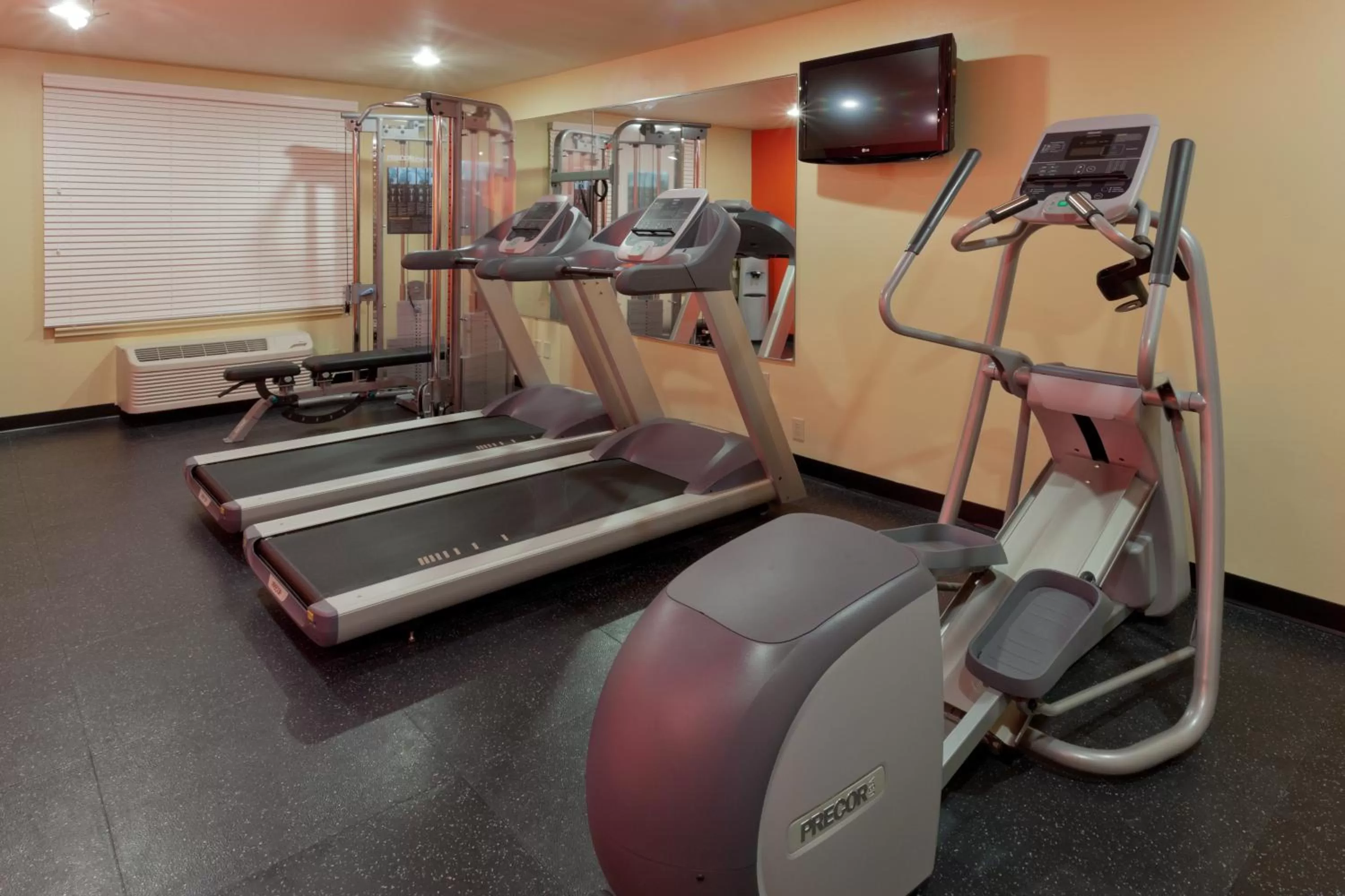 Fitness centre/facilities in Country Inn & Suites by Radisson, Holland, MI