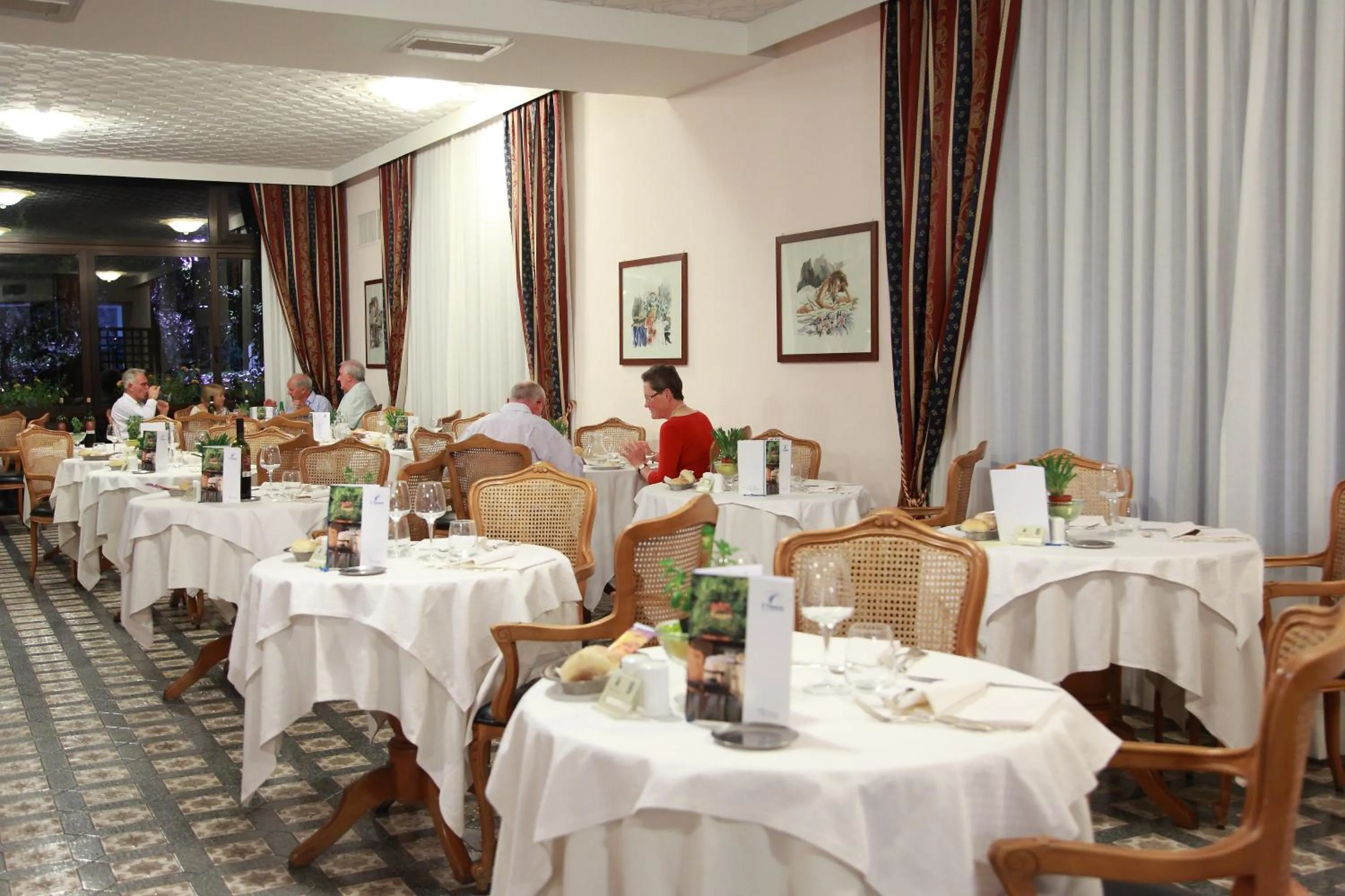 Restaurant/places to eat in Hotel Caravel