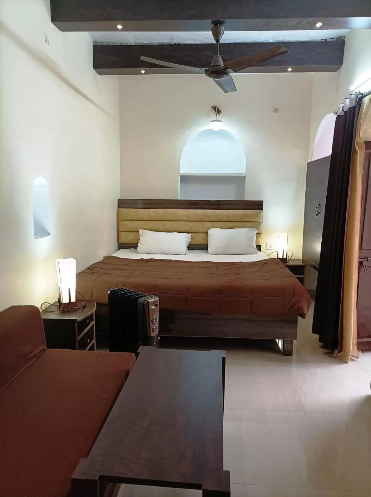 Photo of the whole room, Bed in Foreigners Inn