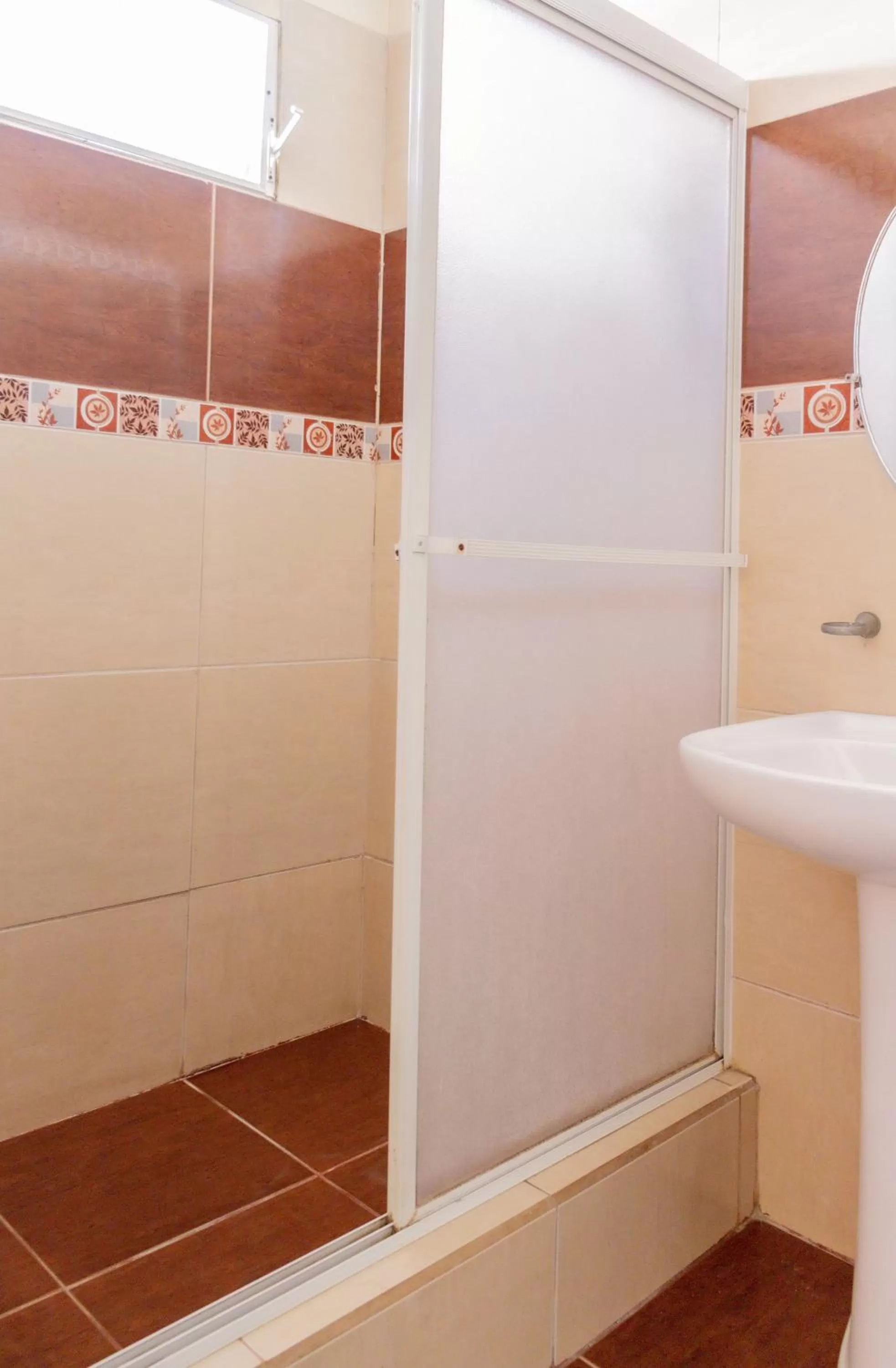 Shower in Hostal Antares