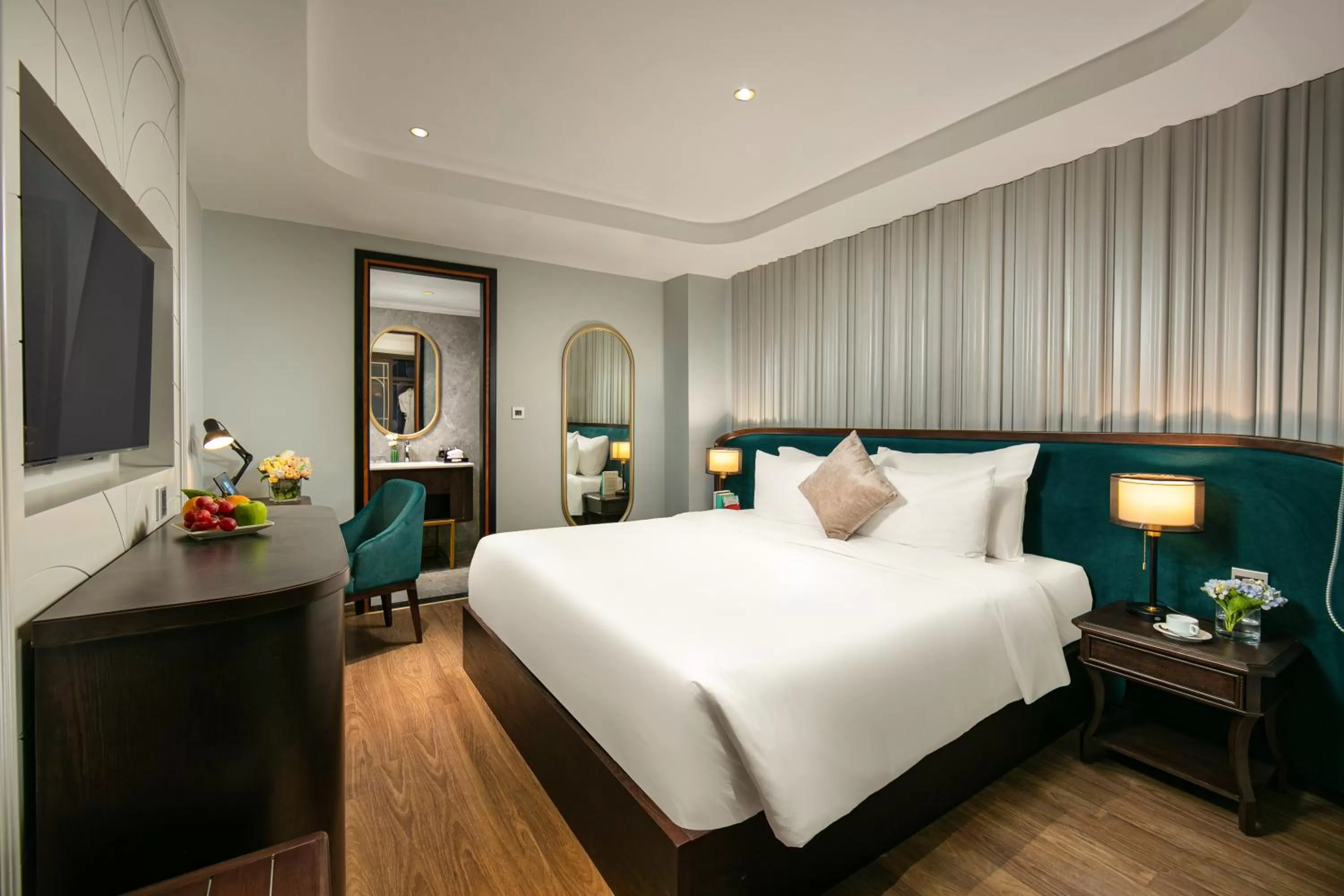 Bed in MAY DE VILLE Lakeside Hotel