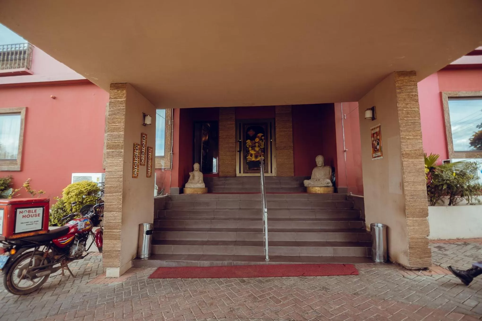 Facade/entrance in Noble House Hotel