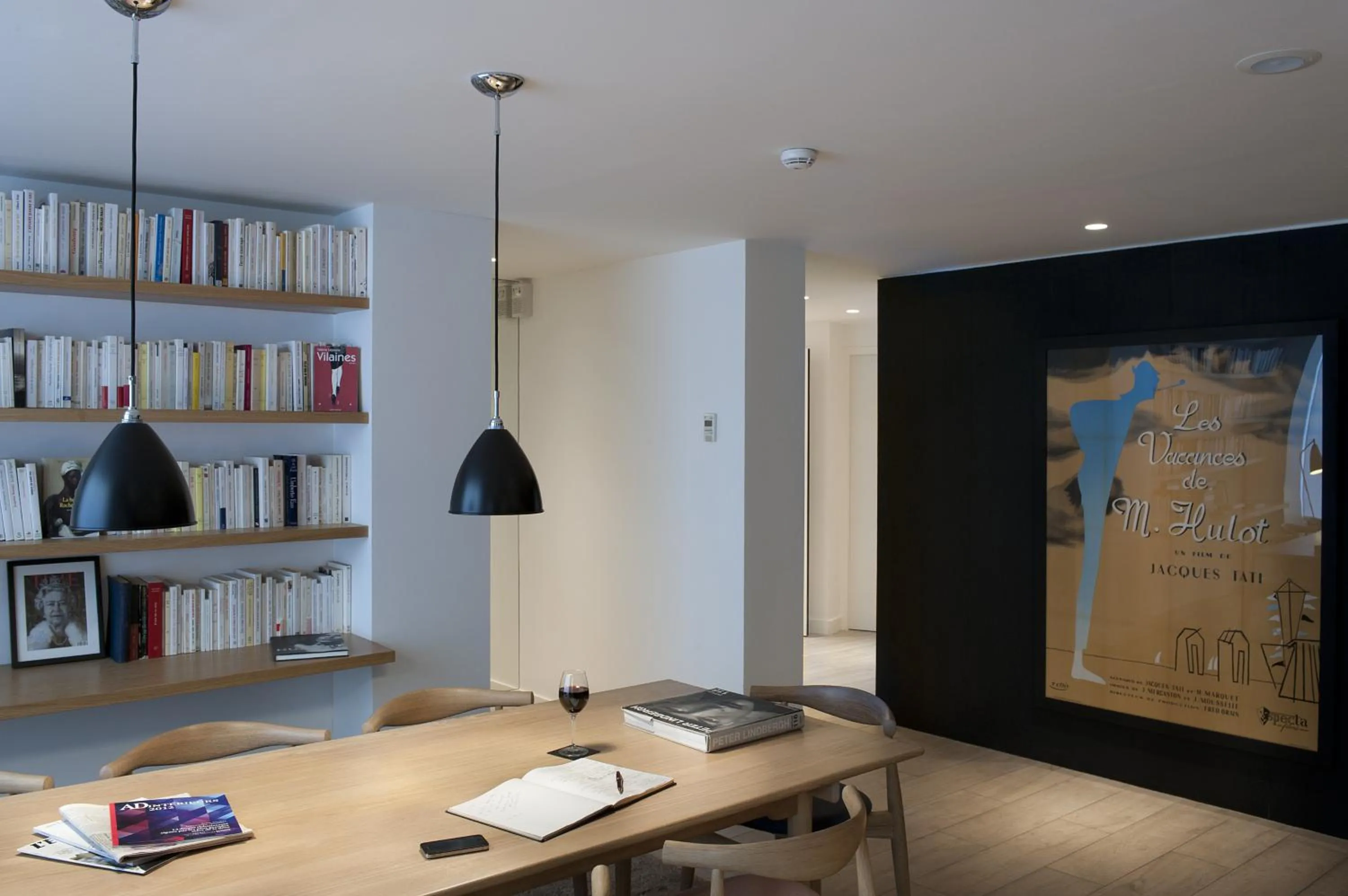 Library in 9Hotel Opera