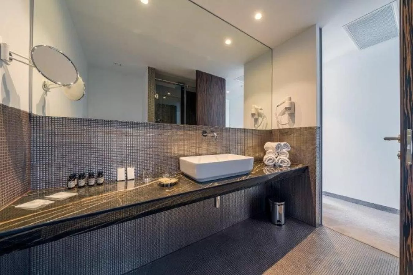 Bathroom in Bellevue Superior City Hotel