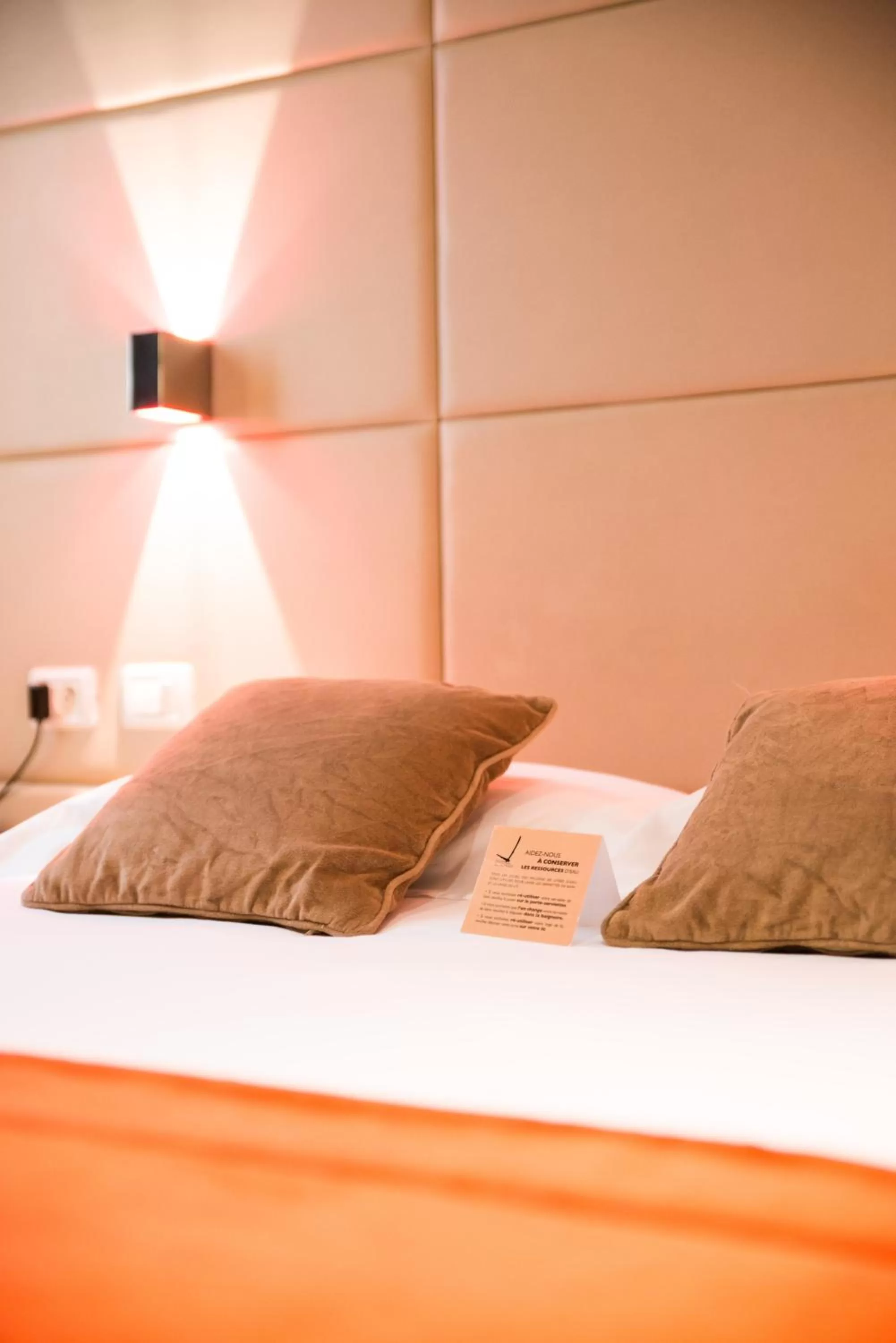 Bed in Golden Tulip Opera de Noailles