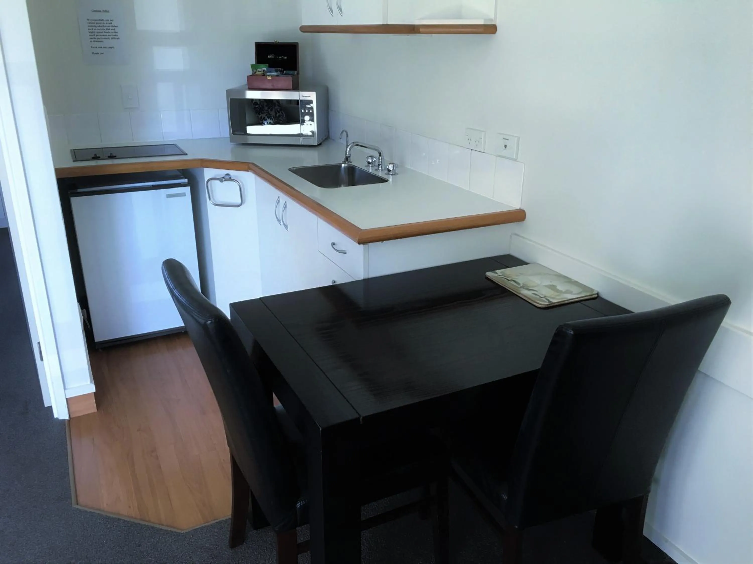 Dining area in Cable Court Motel