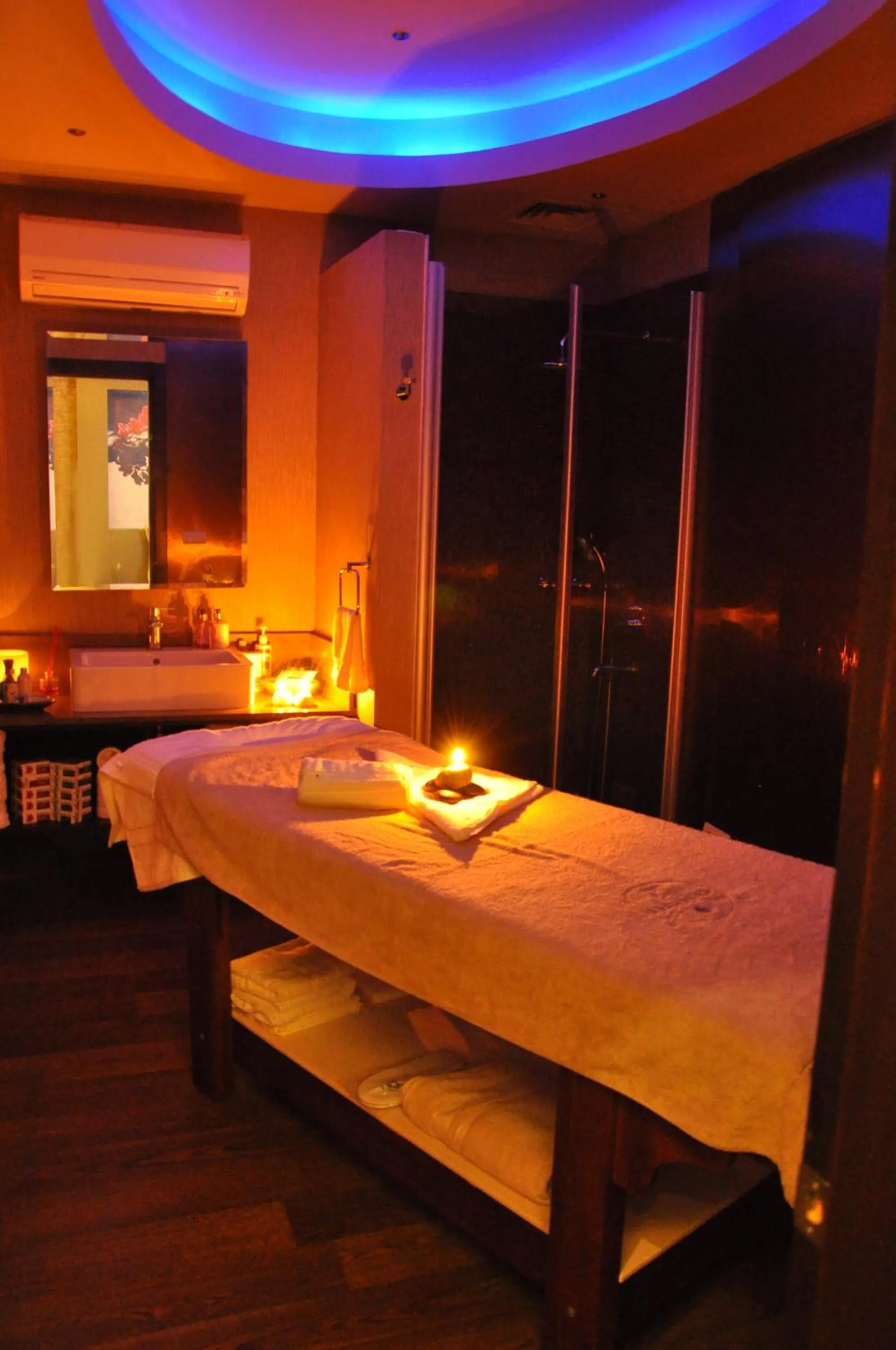 Massage, Bed in Mandarin Resort & Spa