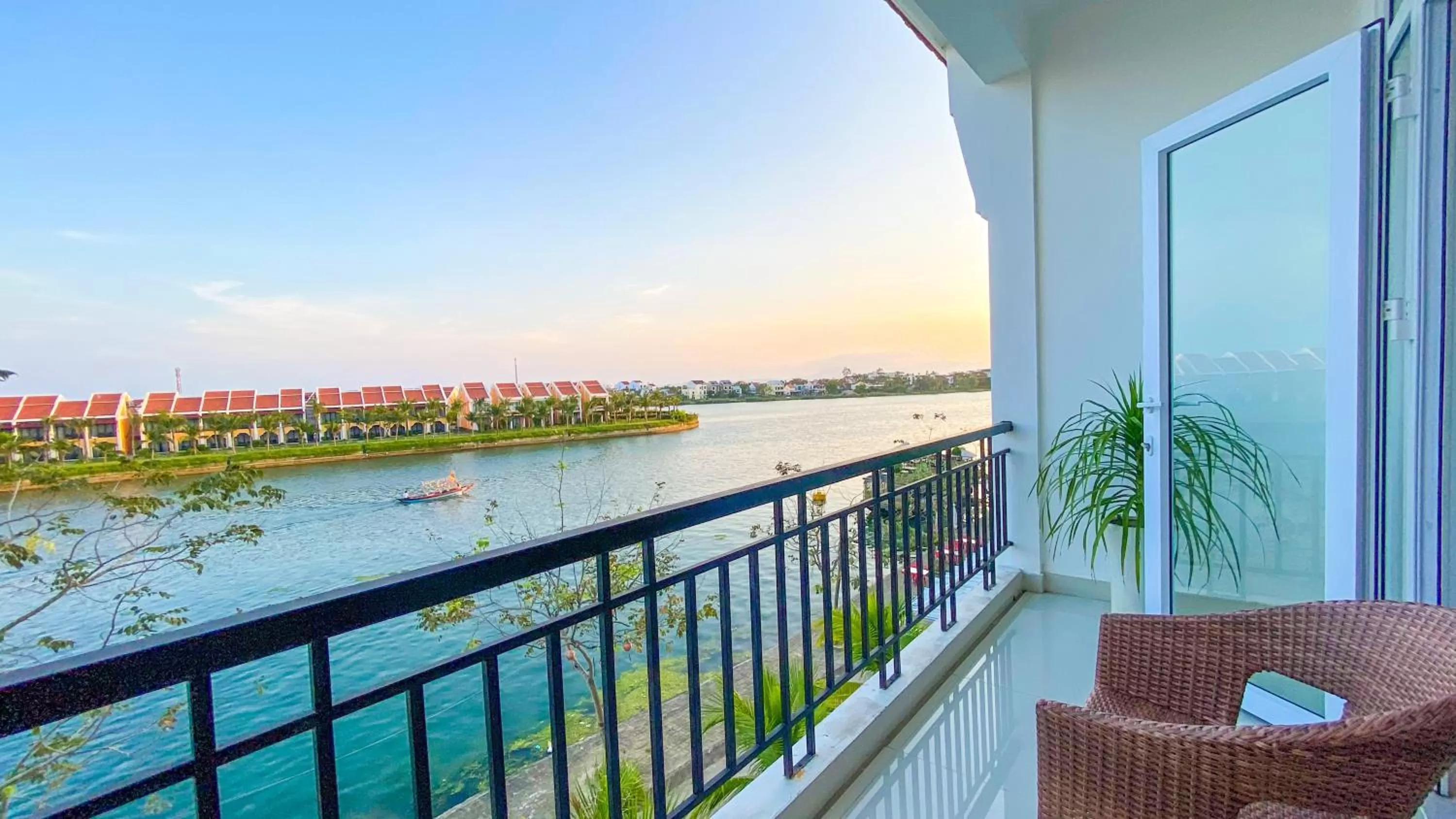 Riverside White House Boutique Hotel