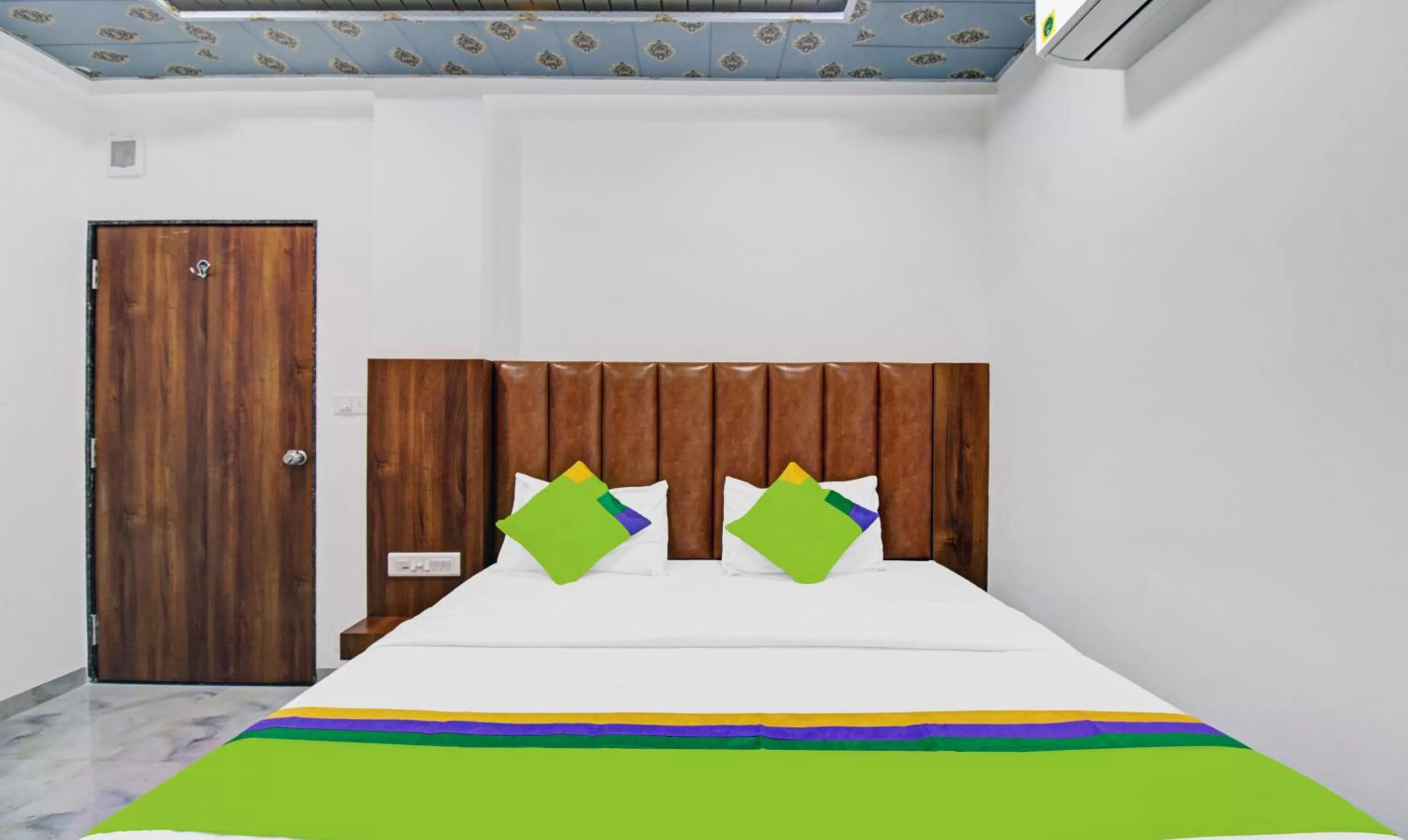 Bedroom, Bed in Treebo Hotel Rk Inn, Railway Station