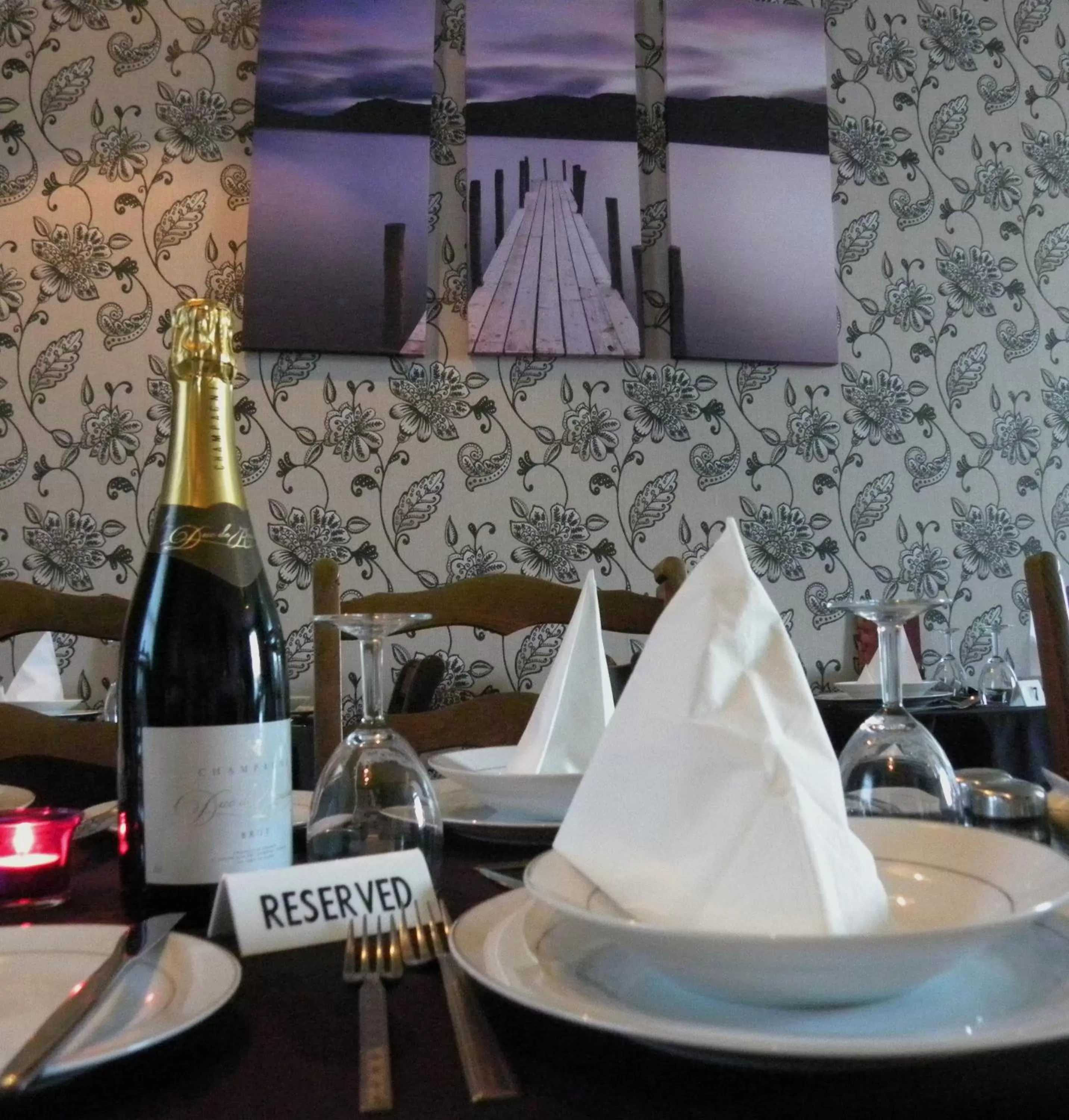 Restaurant/places to eat in The Davron Hotel