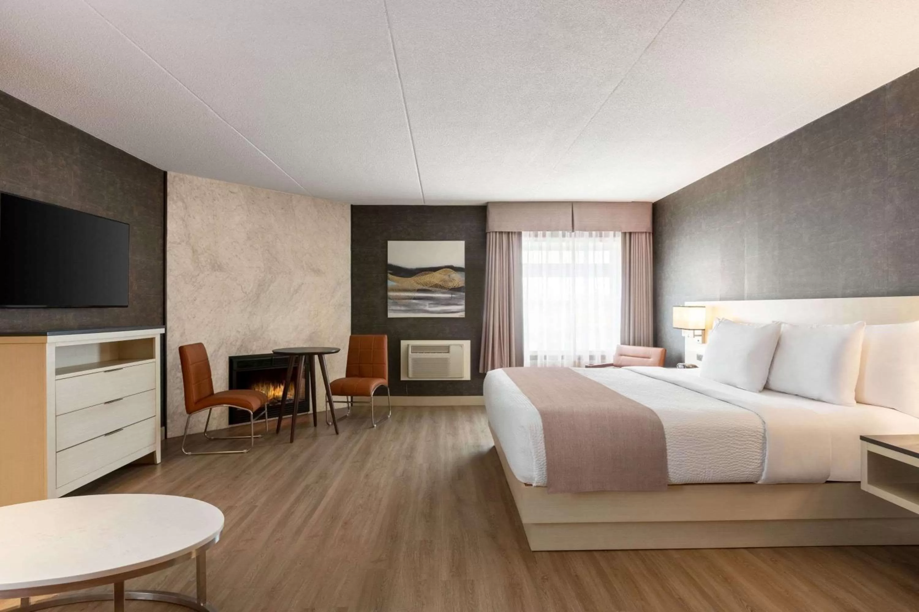 Photo of the whole room, Bed in Days Inn by Wyndham Toronto West Mississauga