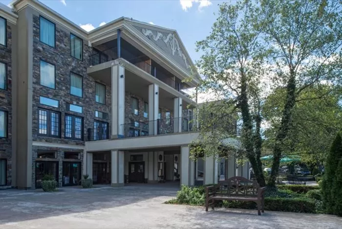 Property building in Niagara Crossing Hotel and Spa