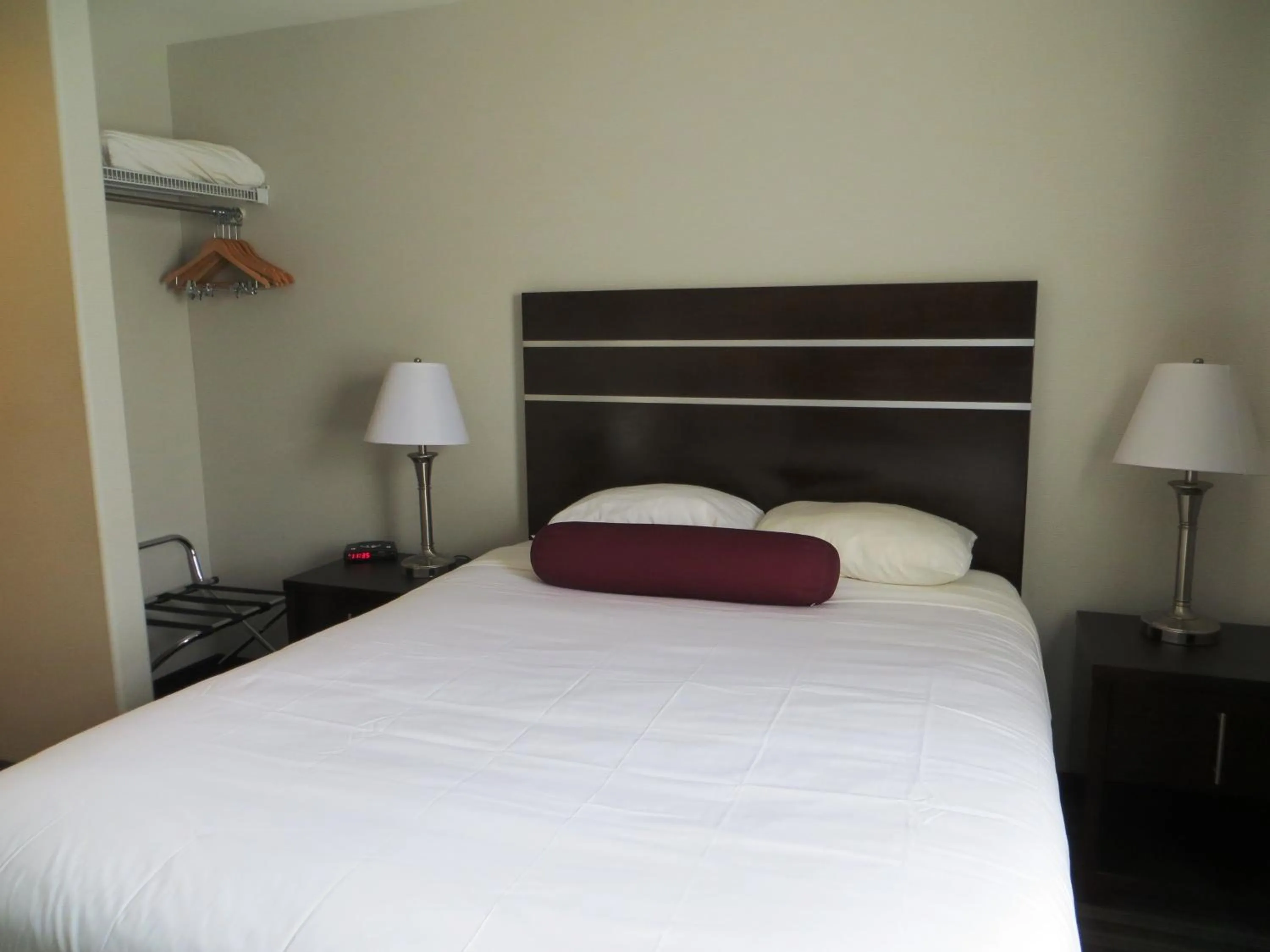 Bedroom, Bed in Super 8 by Wyndham Saskatoon Near Downtown