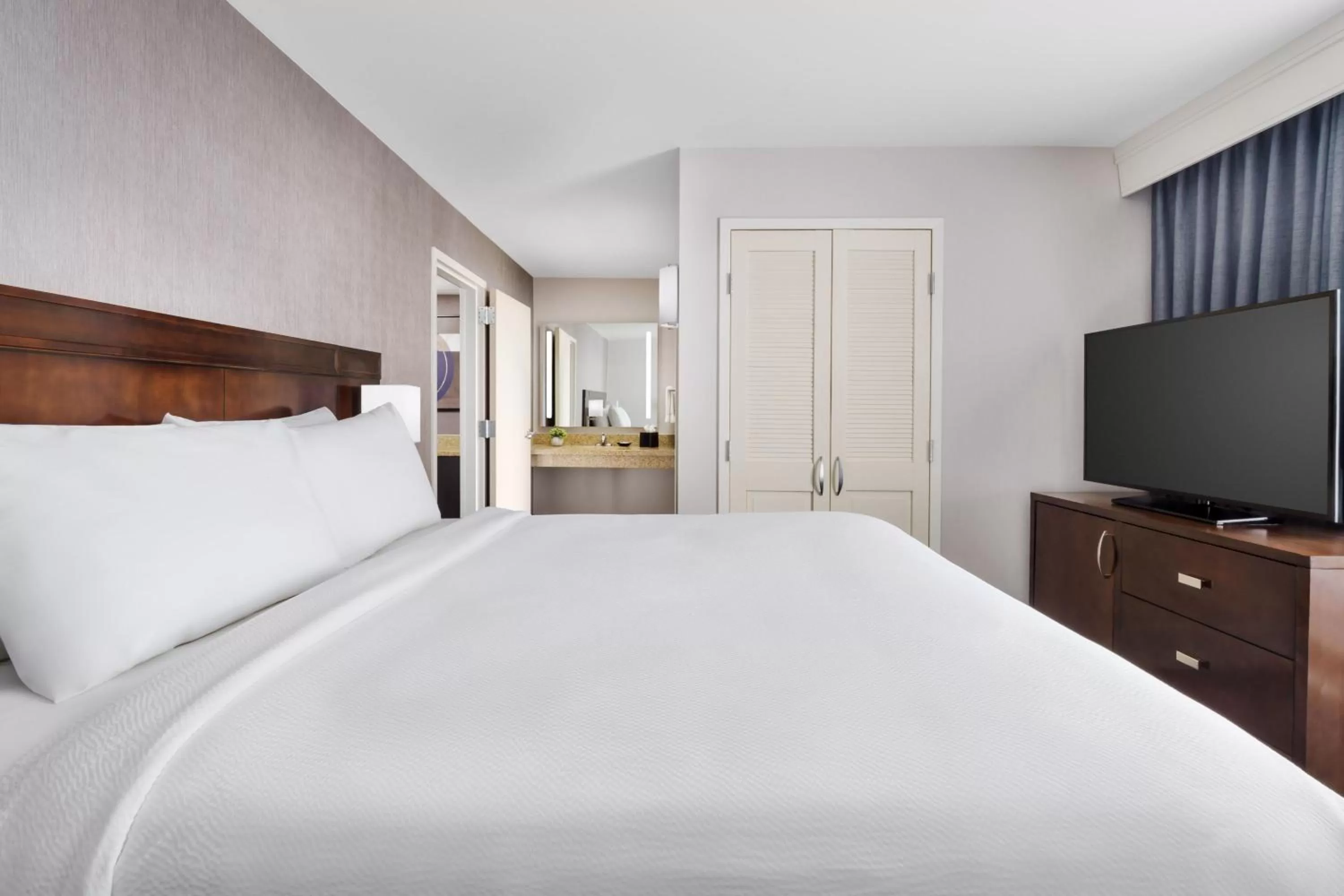 Bedroom, Bed in Courtyard Keene Downtown