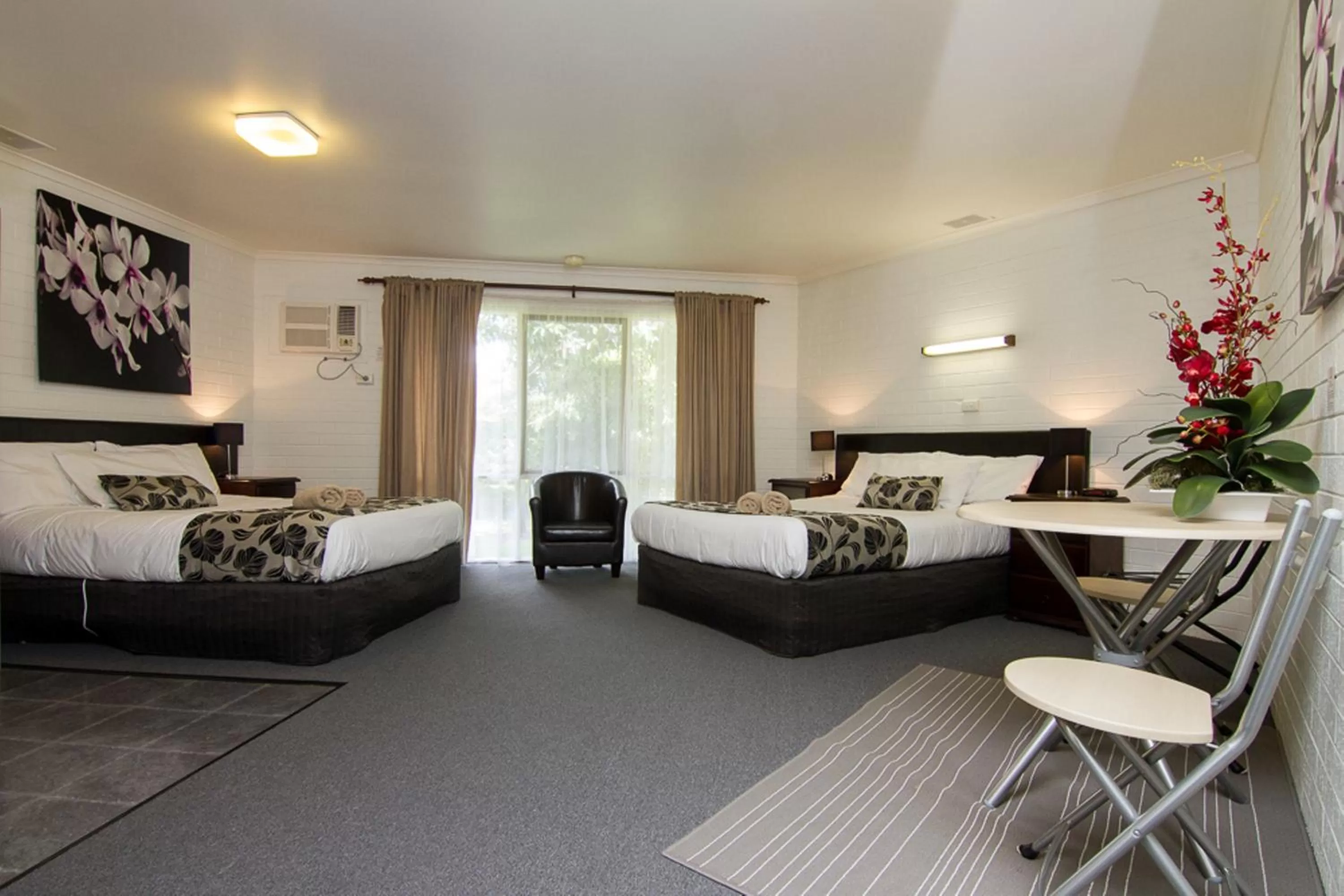 Photo of the whole room, Bed in Frankston Motel