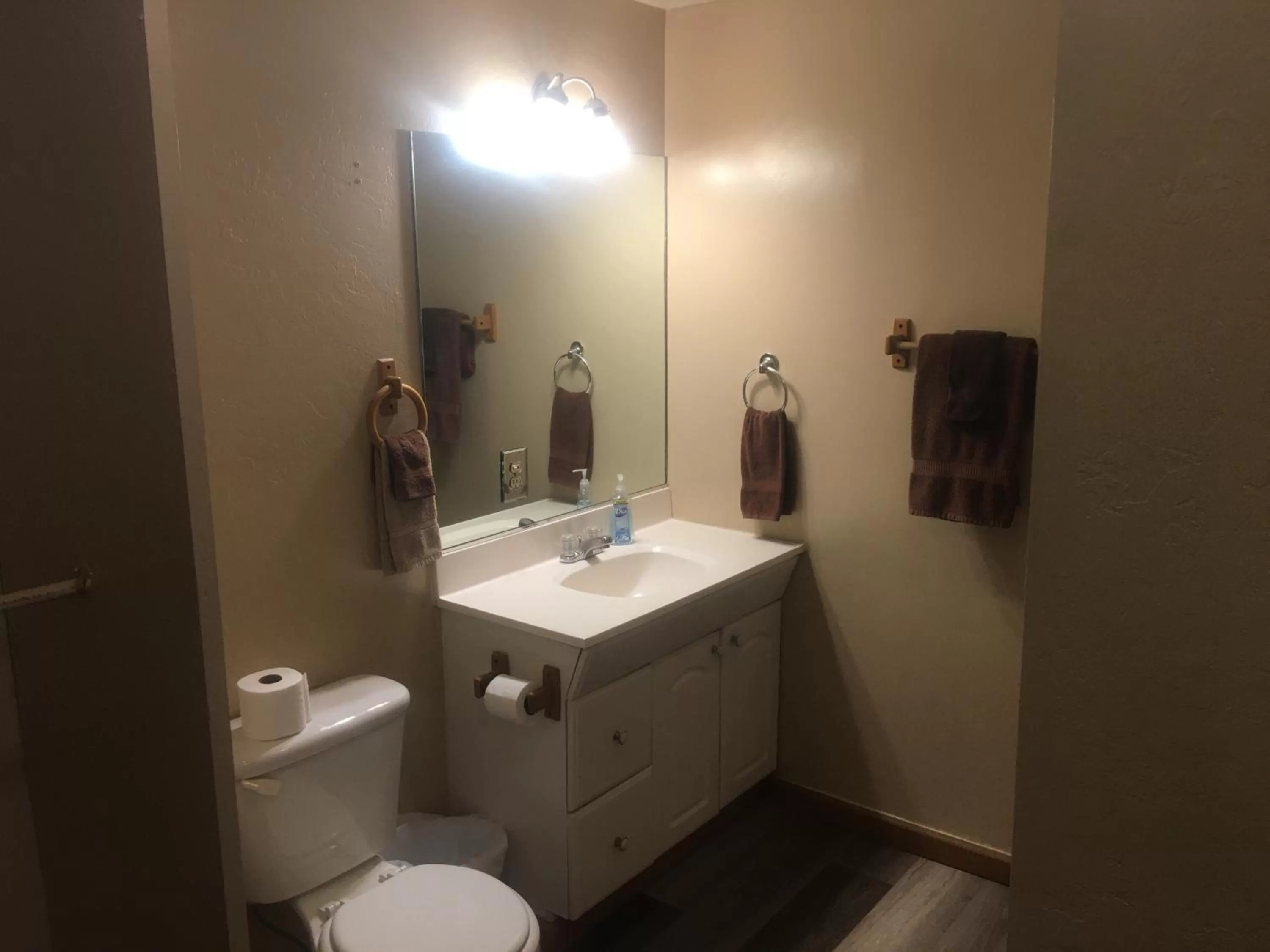 Bathroom in Rainbows End Fishing Resort