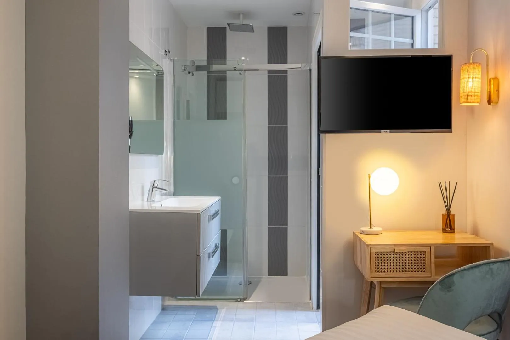 Bathroom, Bed in Makom Pereire